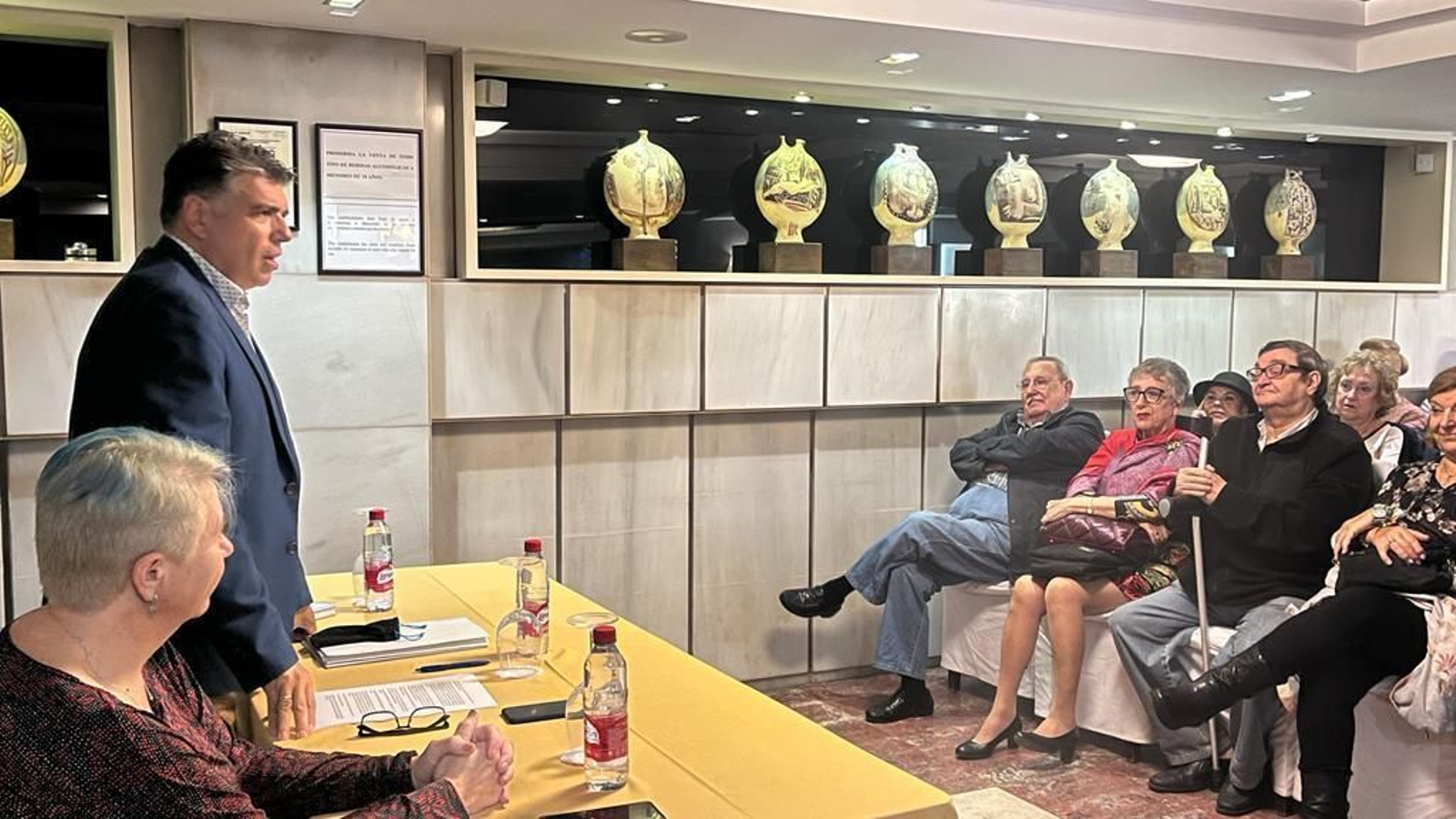 Encuentro de Miguel Cazorla con ciudadanos de Almería.