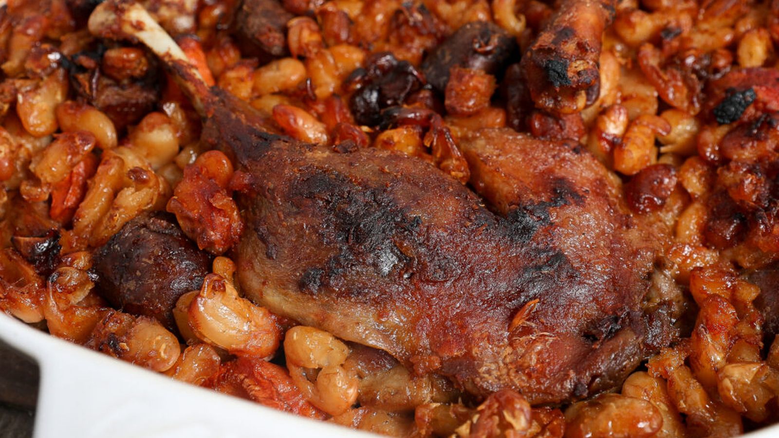Detalle de un plato de 'cassoulet' típico de las cocinas francesas.