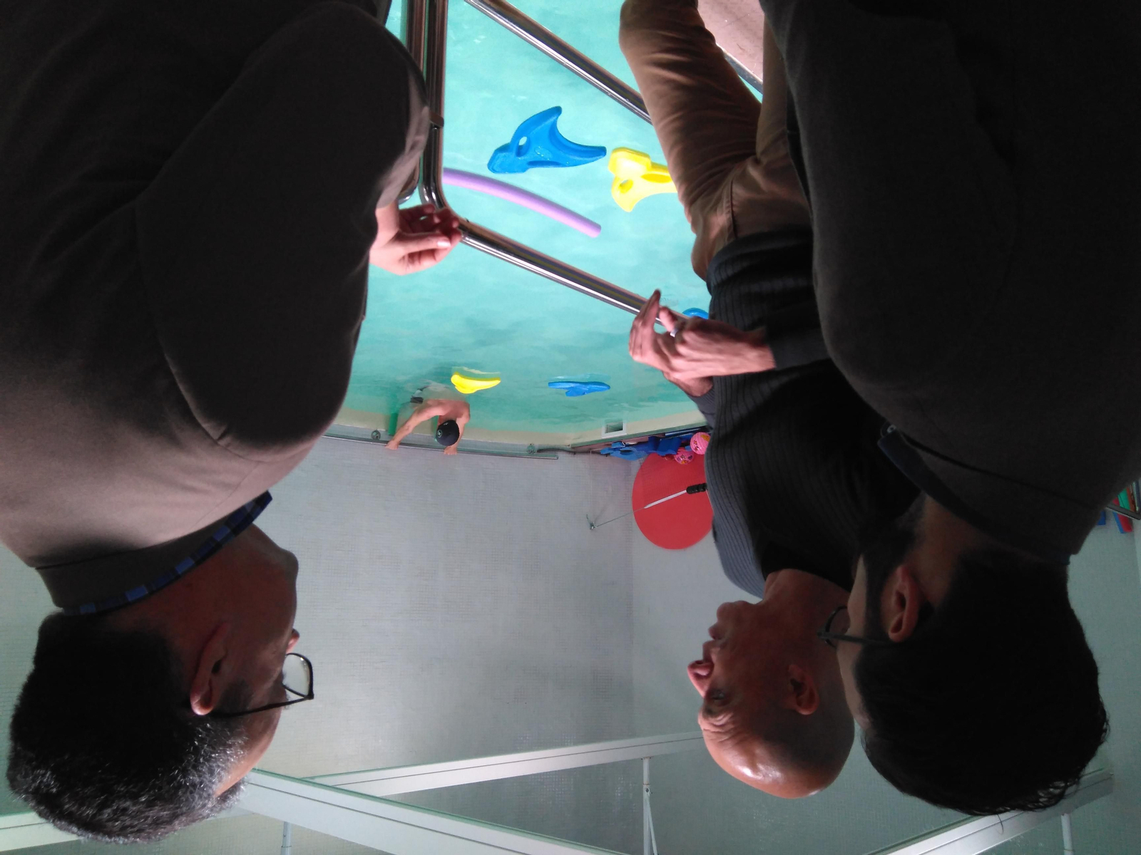 Vaca y Gavino dialogan con el vicepresidente de Fegadi, Francisco Márquez.