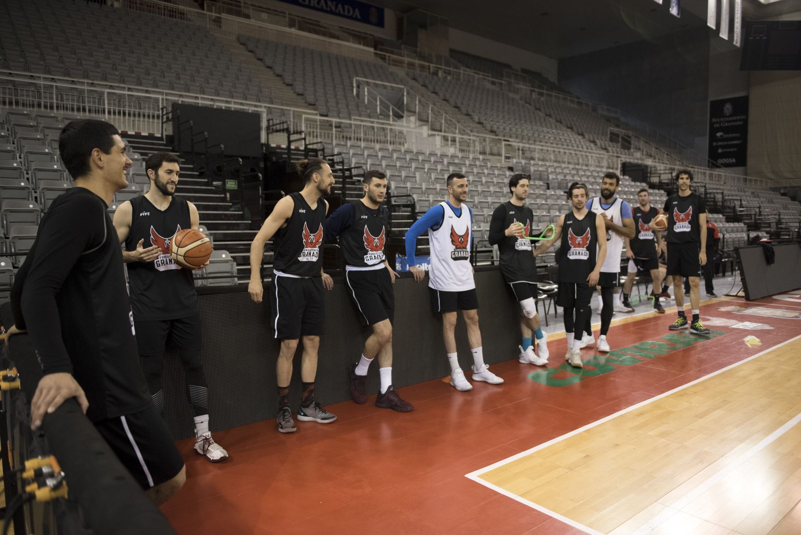 Alo Marín, rodeado del resto de sus compañeros durante la sesión de este martes