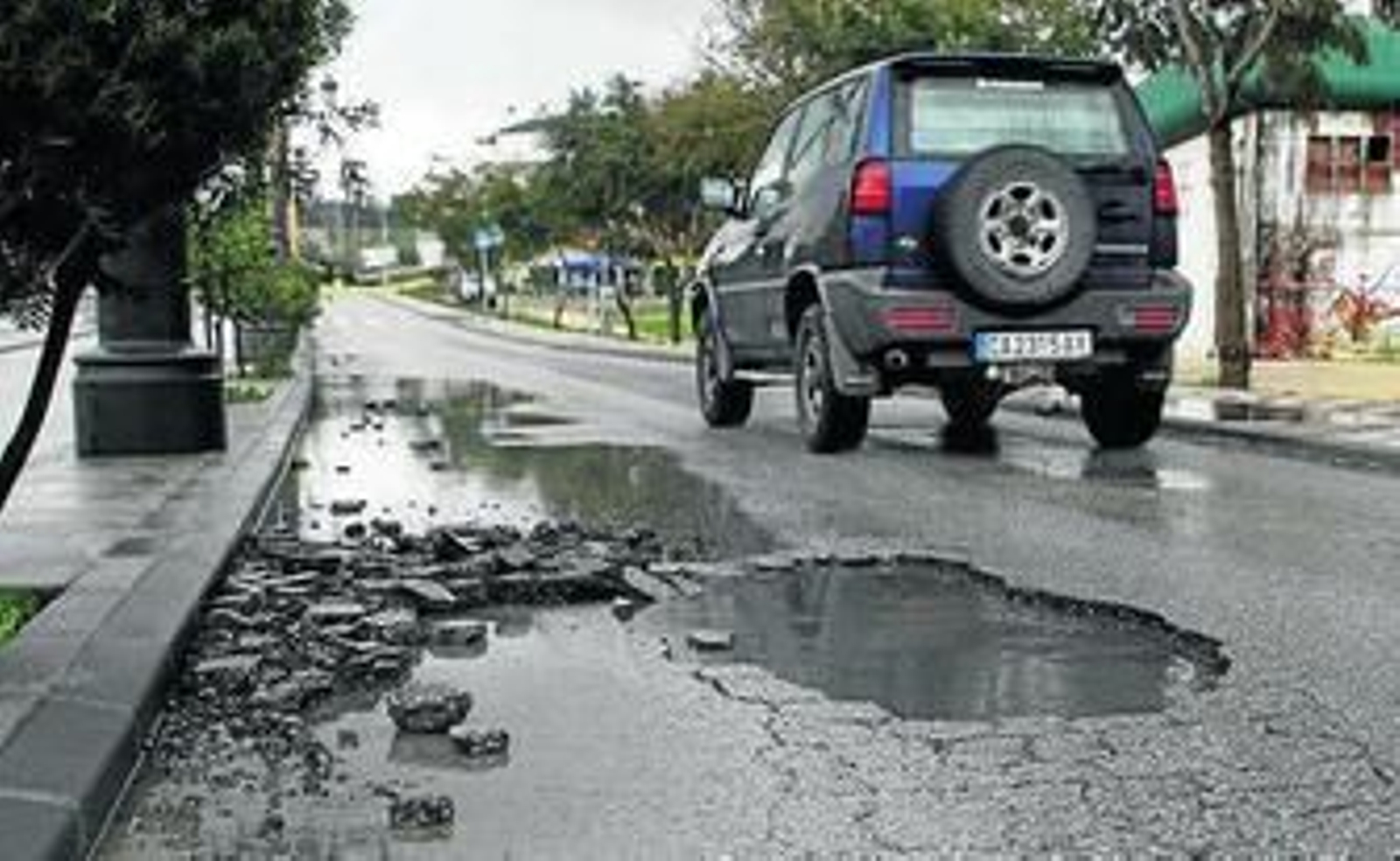 Imagen del nuevo desperfecto en la avenida Carlos Cano, ayer.