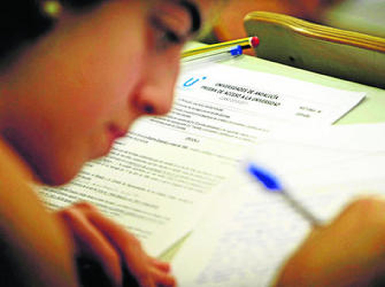 Una estudiante, ayer,  durante la prueba de selectividad en la Facultad de Ciencias Económicas y Empresariales.