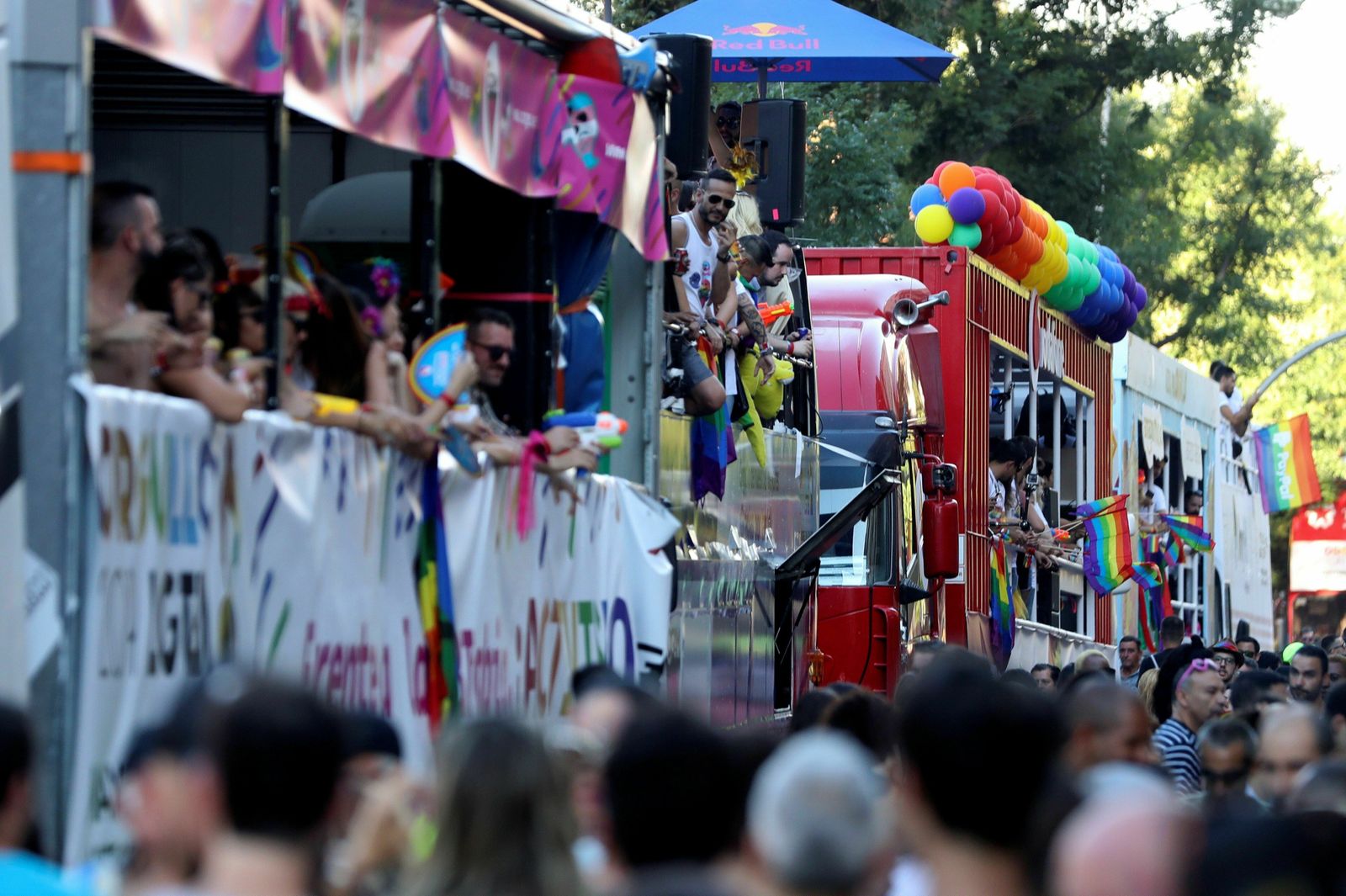 Las carrozas se preparan para comenzar el desfile del Orgullo 2019 en Madrid.