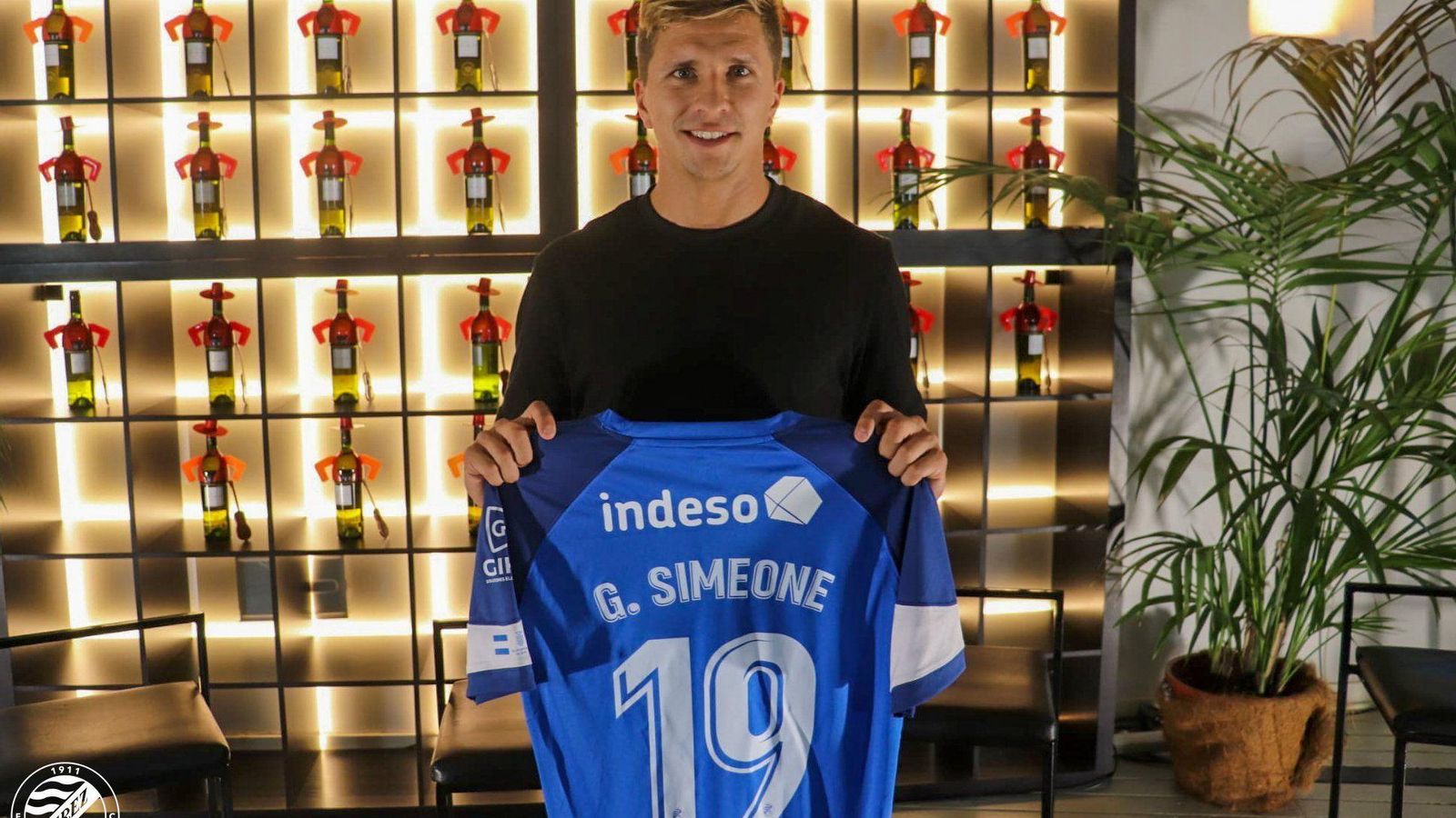 El jugador posa con la camiseta que utilizará el equipo en los partidos de pretemporada. El jugador posa con la camiseta que utilizará el equipo en los partidos de pretemporada.