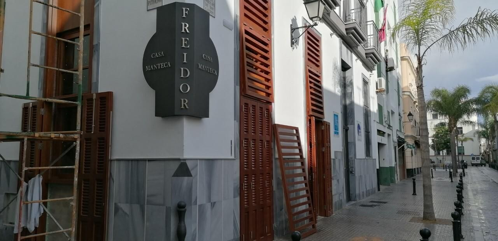 El nuevo freidor de Casa Manteca ya está abierto frente a la popular taberna, donde se puede comer el pescado que allí se compre o llevarlo para casa.
