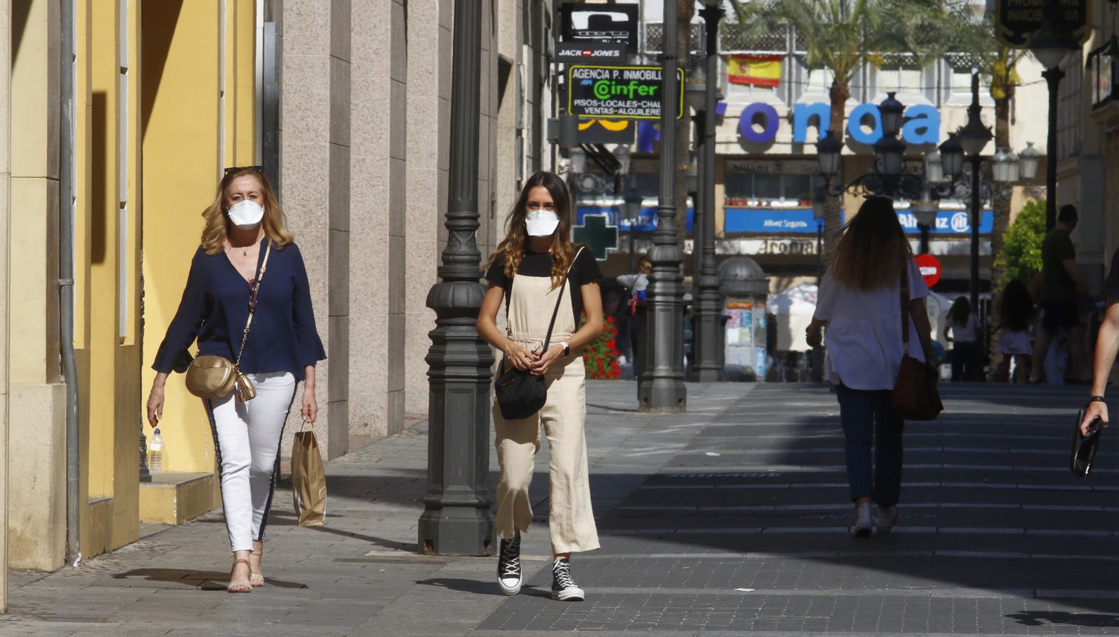El primer día con mascarilla obligatoria en Córdoba, en fotografías