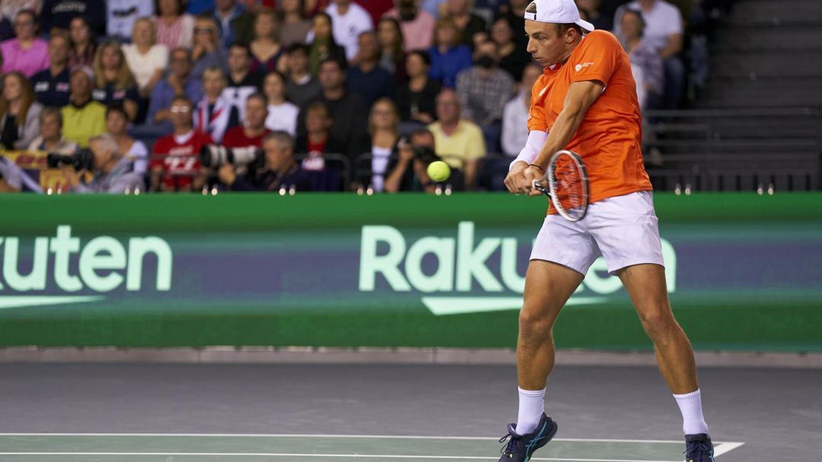 Tallon Griekspoor golpea de revés.