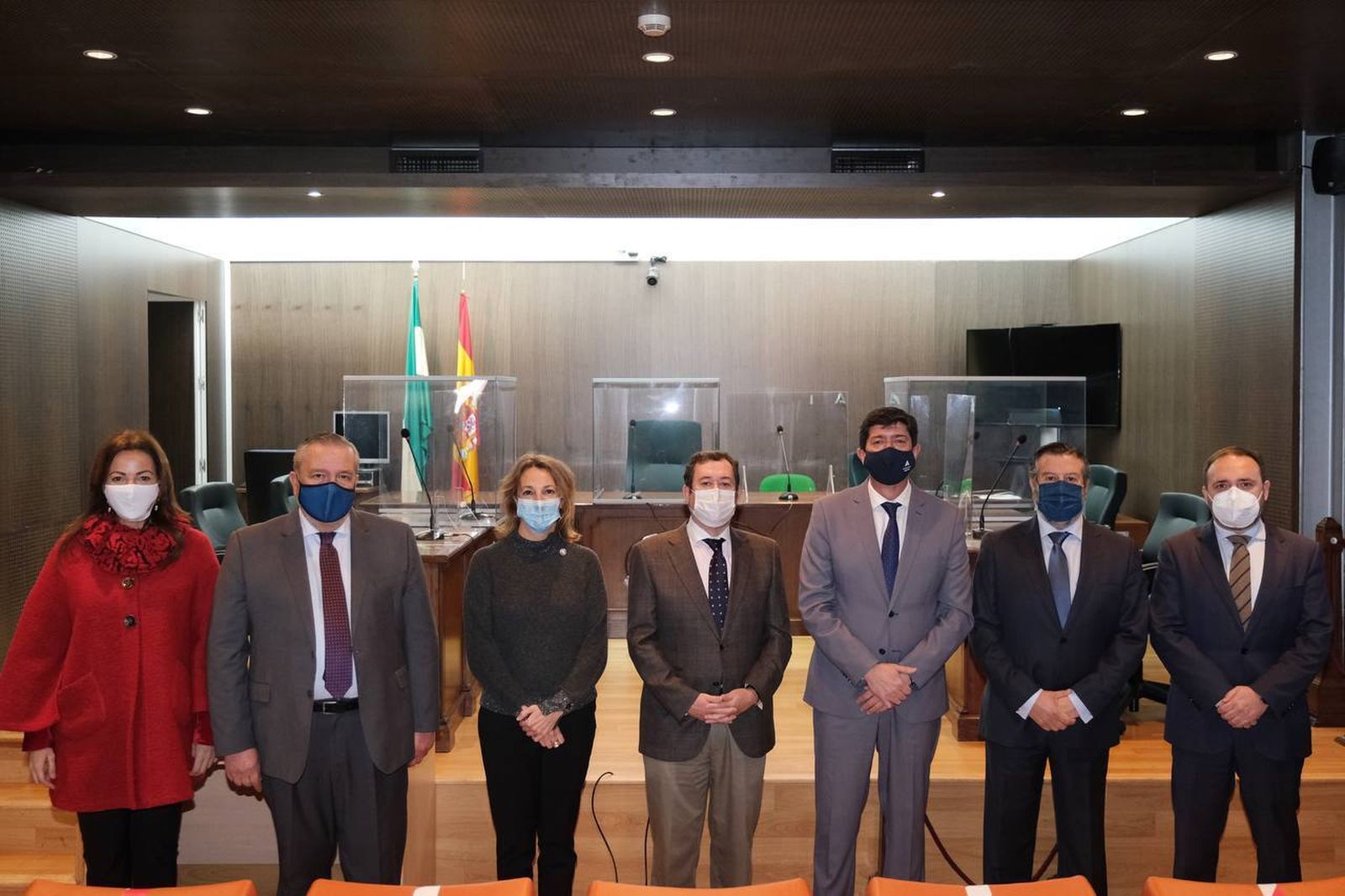 Juan Marín junto al resto de autoridades durante su visita al nuevo juzgado de Huelva