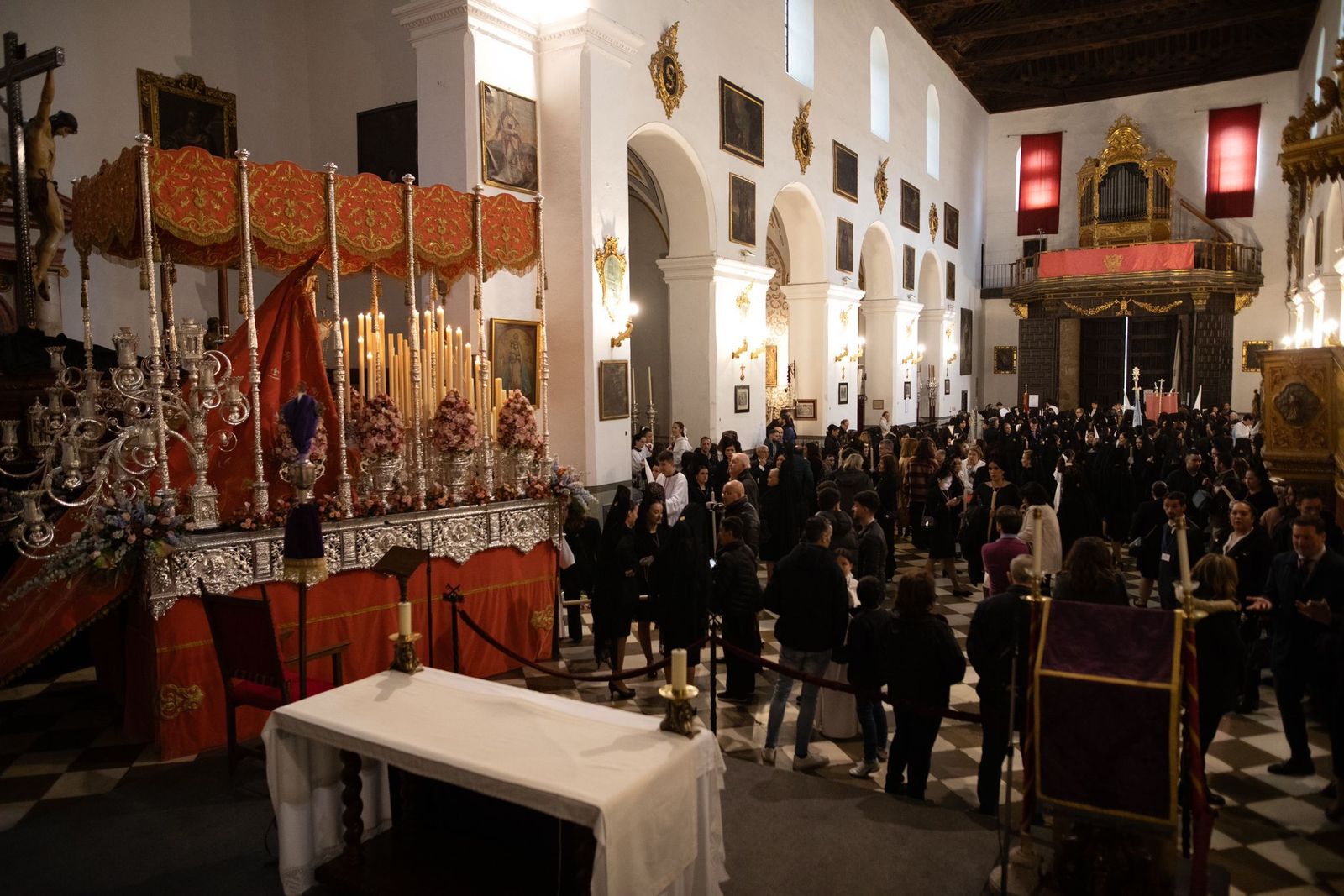 Fotos: La lluvia agudiza el dolor de los granadinos al impedir la salida de Dolores
