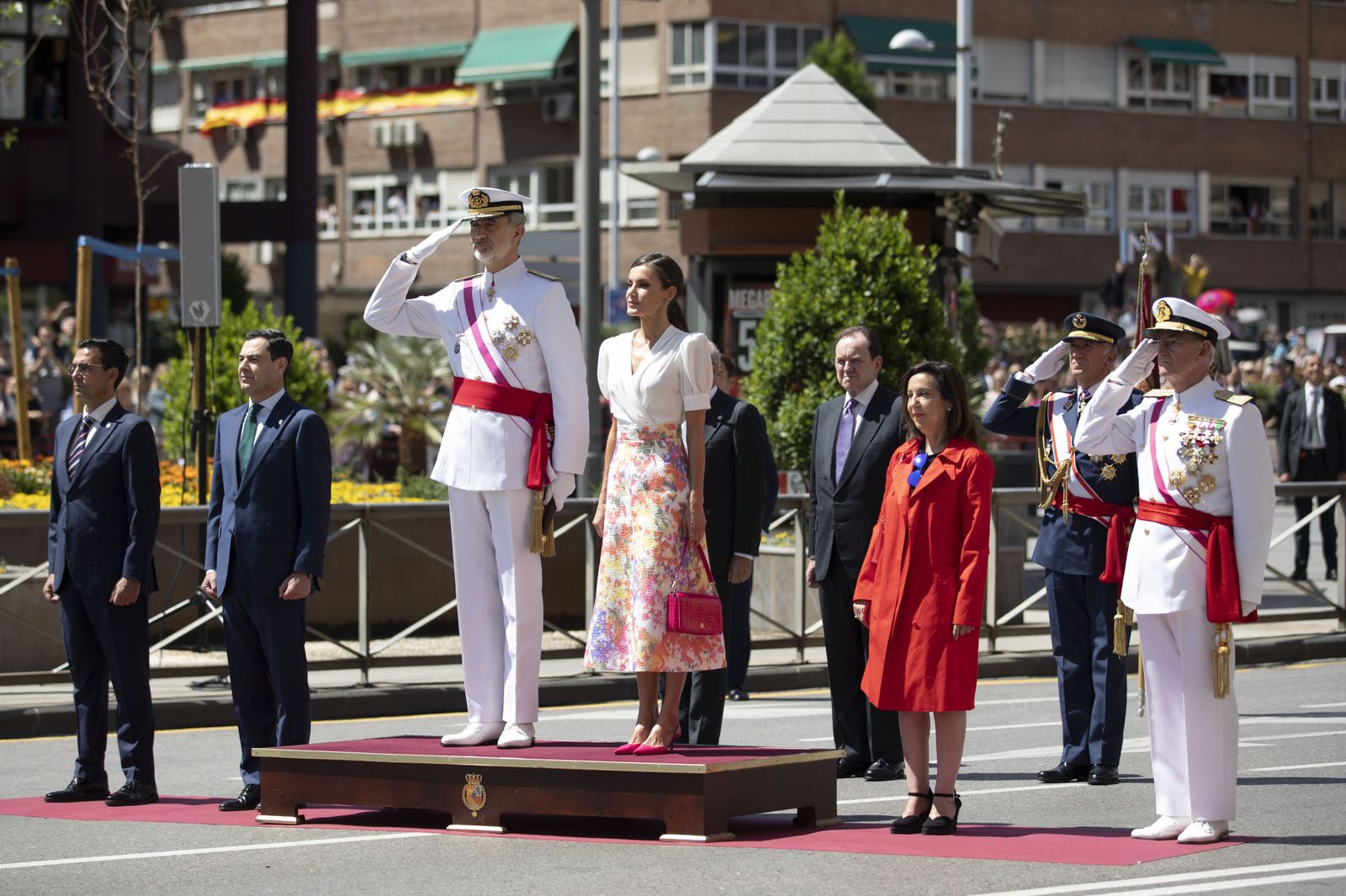 Los Reyes, en el Desfile celebrado por primera vez en Granada.