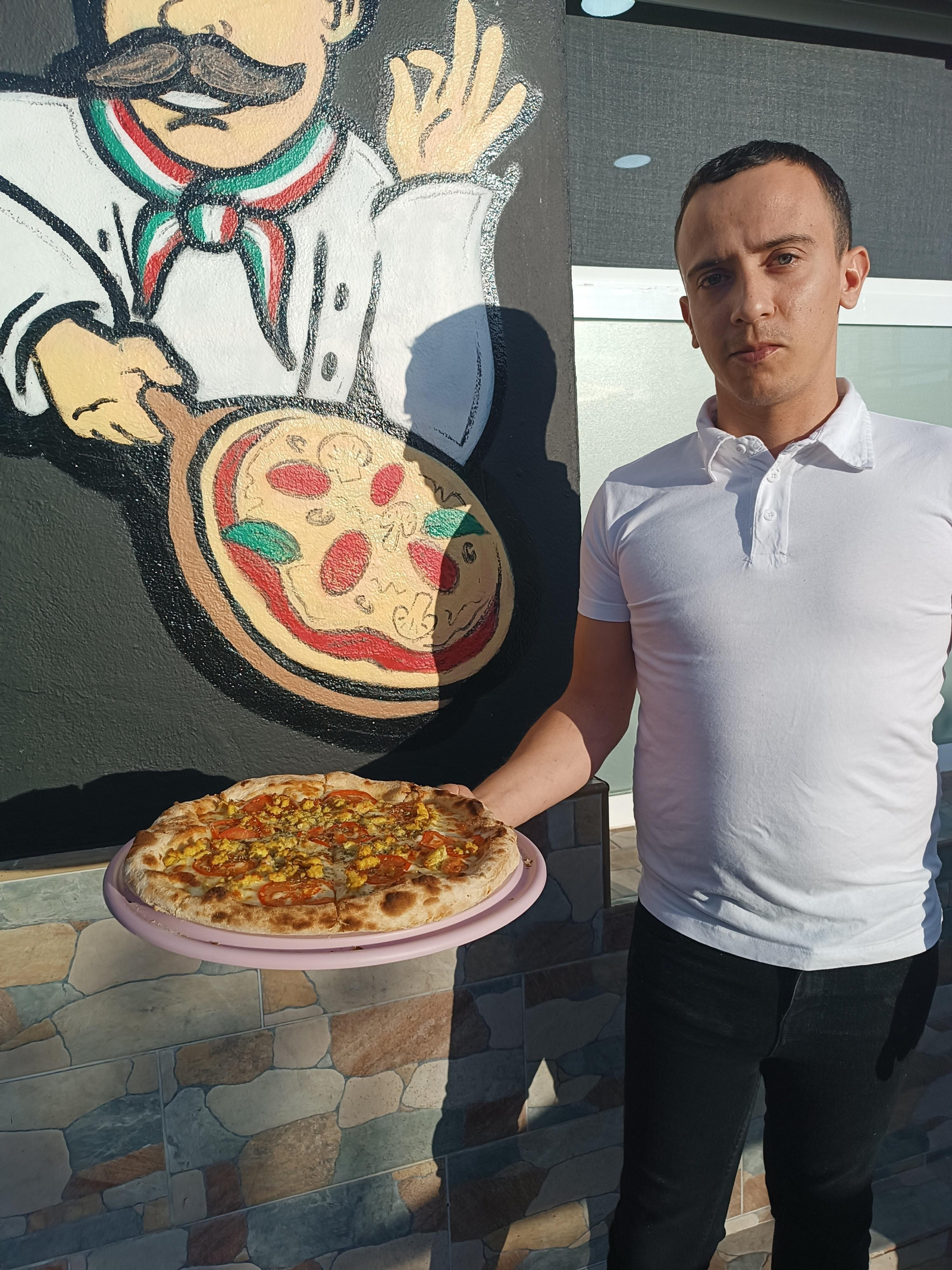 Juan y su pizza "La Moruna" Juan y su pizza "La Moruna"