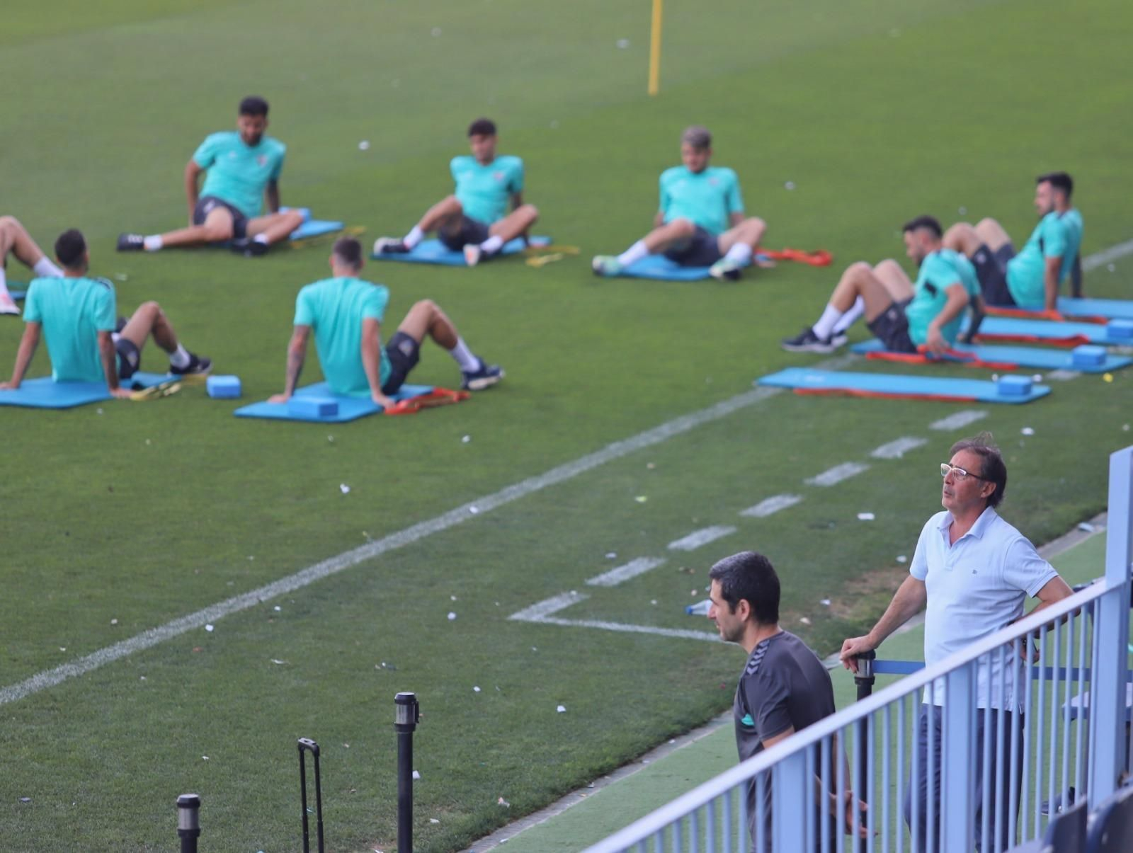 Loren observa a sus jugadores en un entrenamiento Loren observa a sus jugadores en un entrenamiento