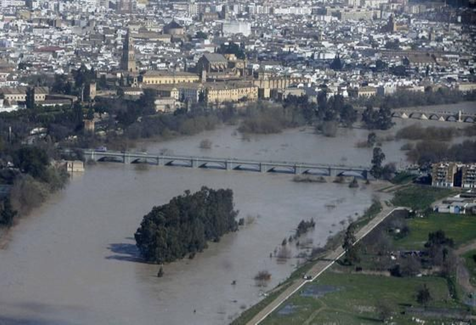 Vista aérea del cauce del río Guadalquivir desbordado a su paso por la zona del aeropuerto, la urbanización Altea y Córdoba. / José Martínez