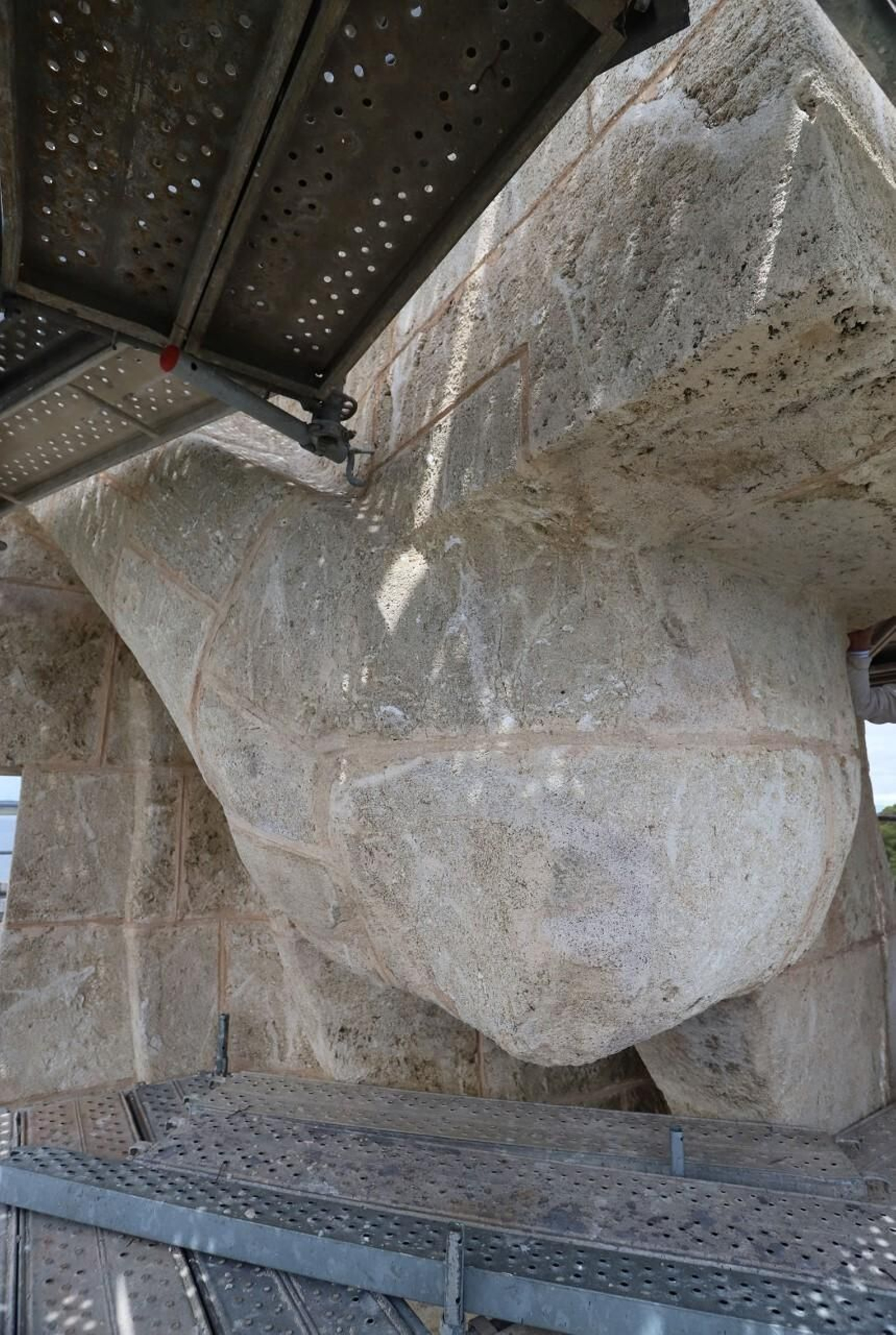 Detalle de la limpieza del codo izquierdo y de la cruz.