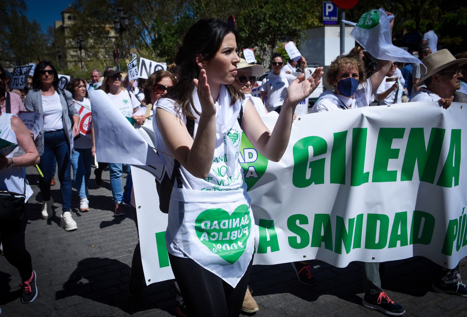 La manifestación de Marea Blanca por las calles de Sevilla, en imágenes
