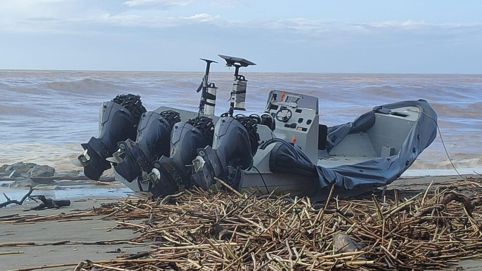 La embarcación, custodiada ya por la Guardia Civil