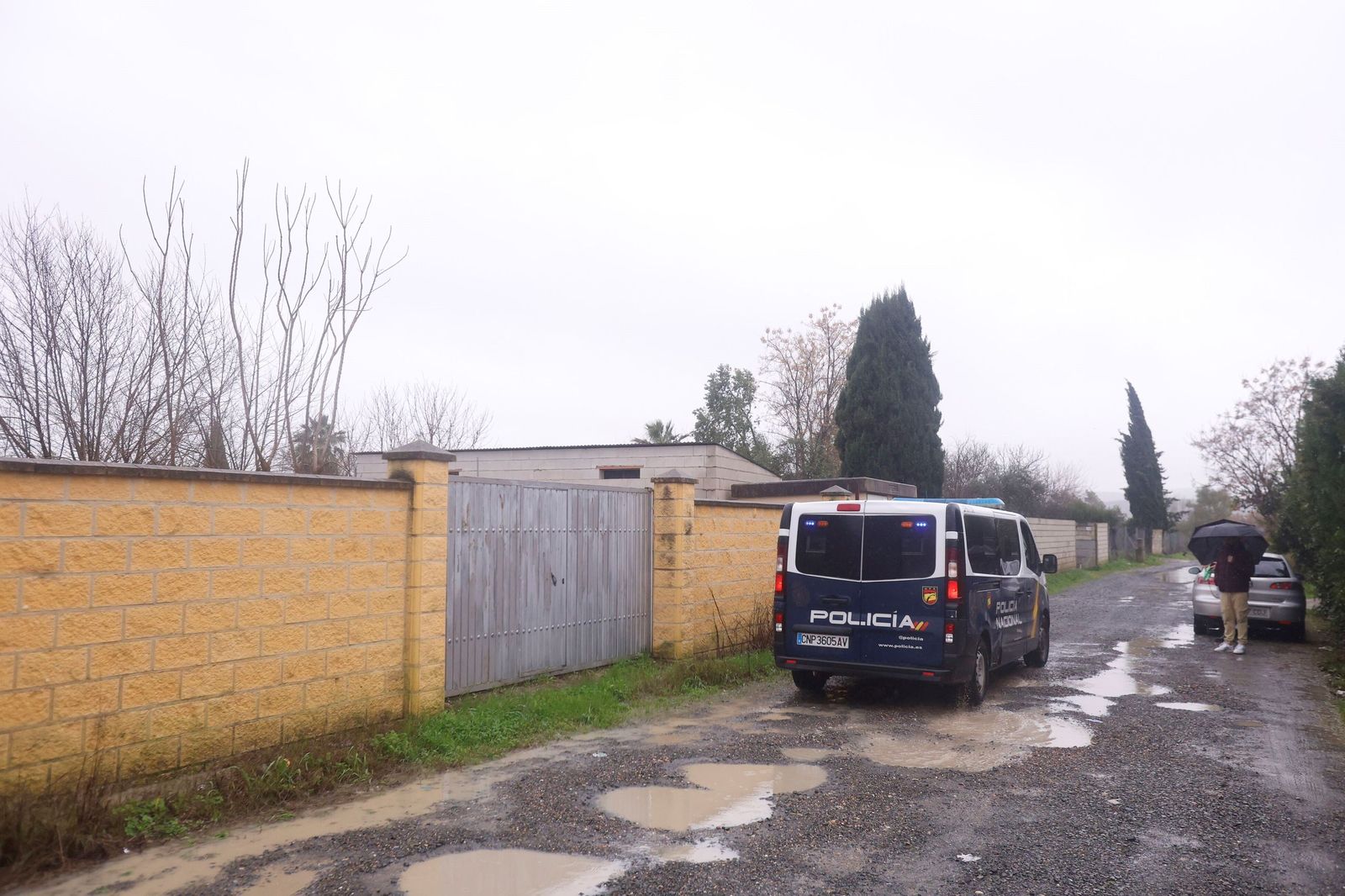 Los vecinos de la parcelación de Guadalvalle de Córdoba miran con temor la crecida del Guadalquivir