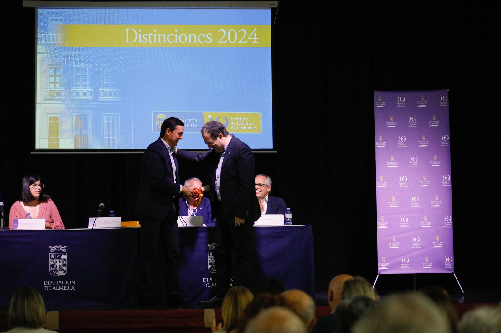 Imágenes de la entrega de los Escudos de Oro del IEA y la celebración de su Plenario