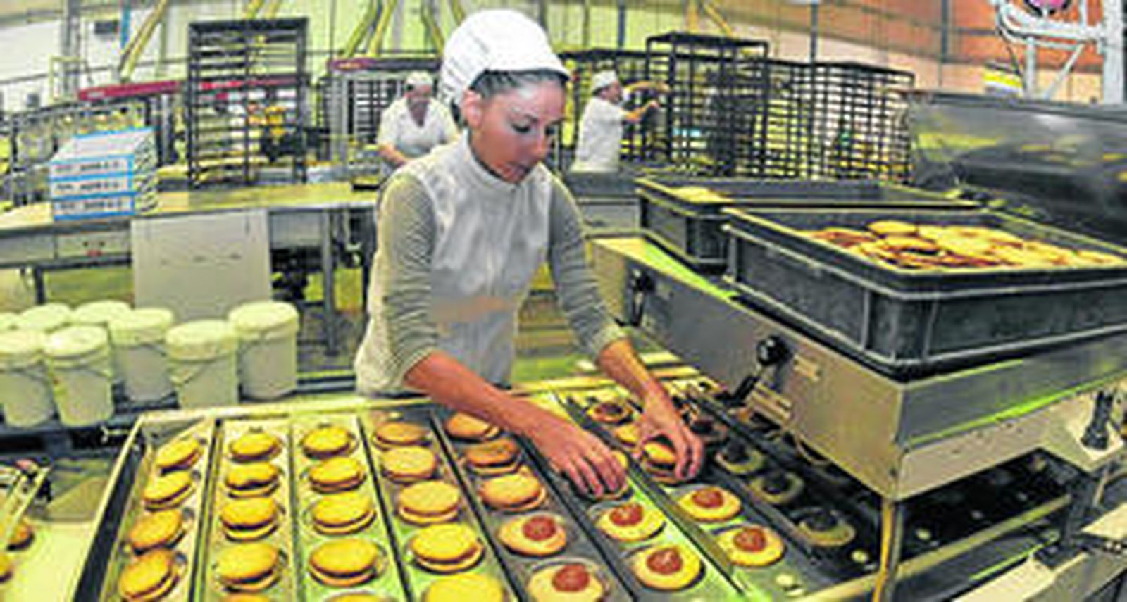 Una trabajadora de la empresa granadina prepara las conocidas tortas.