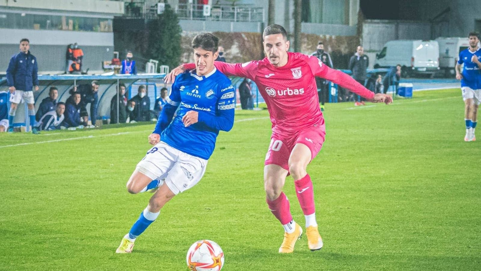 Rueda es agarrado por Javi Hernández en una de sus internadas en la cita copera.