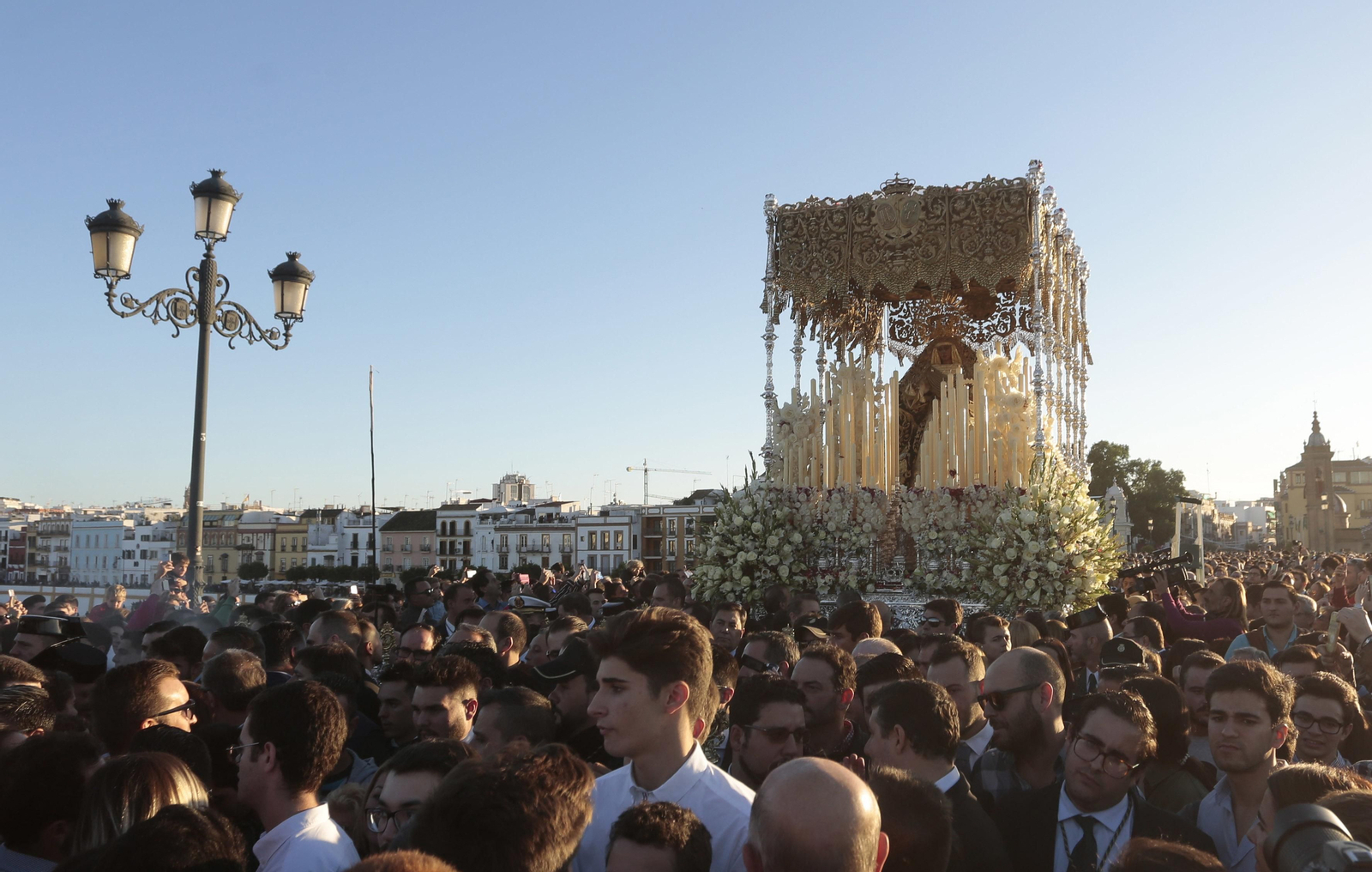 El traslado de la Esperanza de Triana, en imágenes