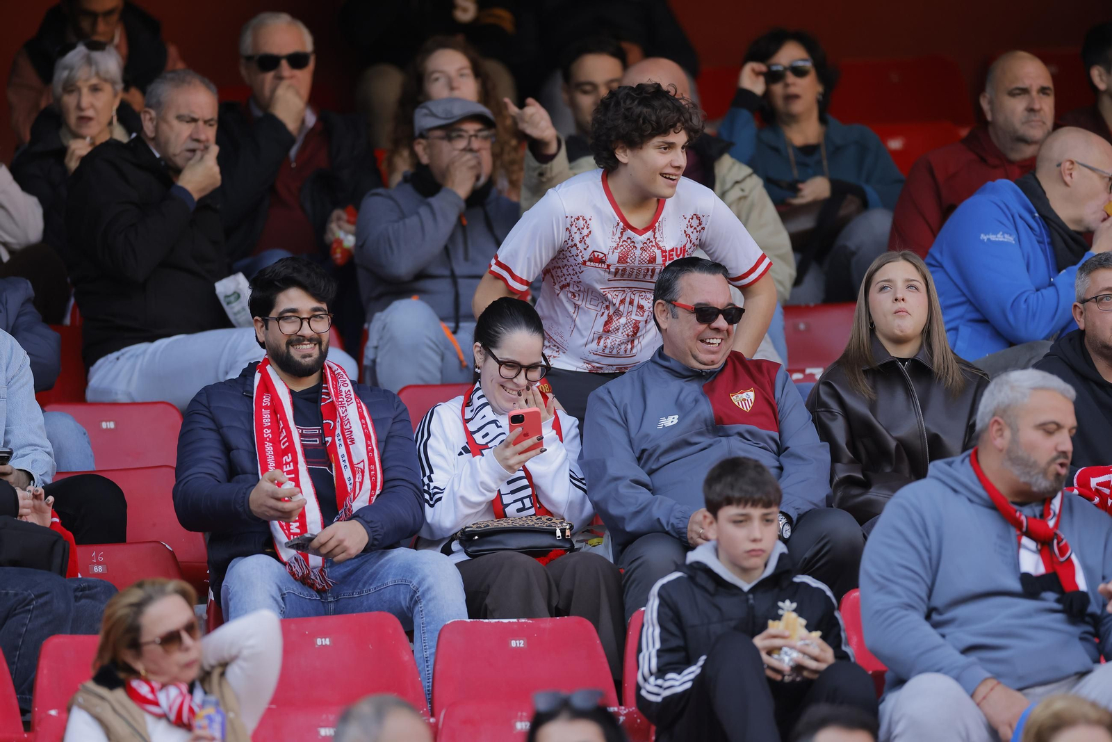 Búscate en las fotos del Sevilla - Oviedo