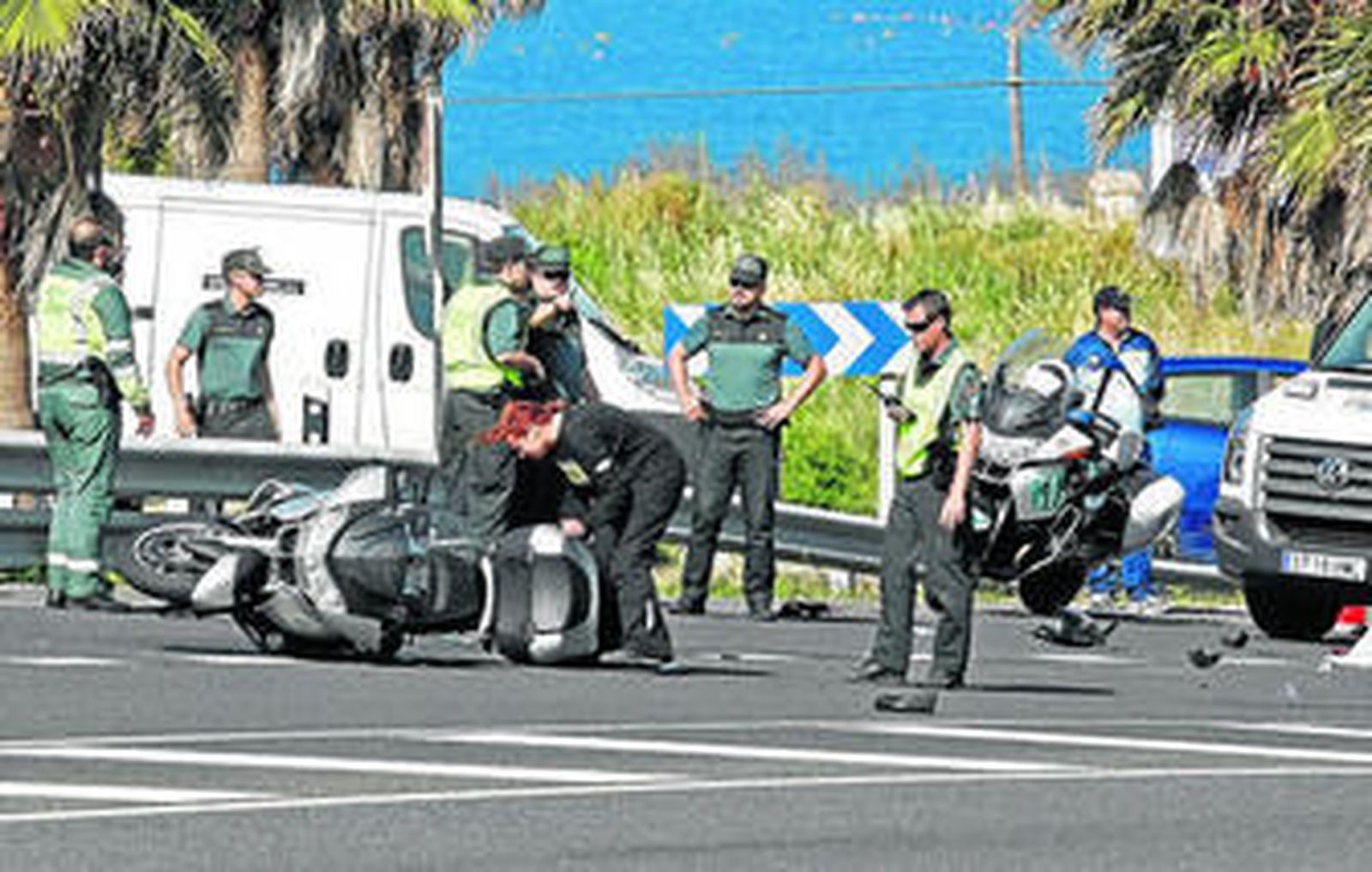 Imagen del accidente registrado el 9 de junio en la N-340, en el cruce de entrada a Tarifa, en el que fallecieron dos motoristas.