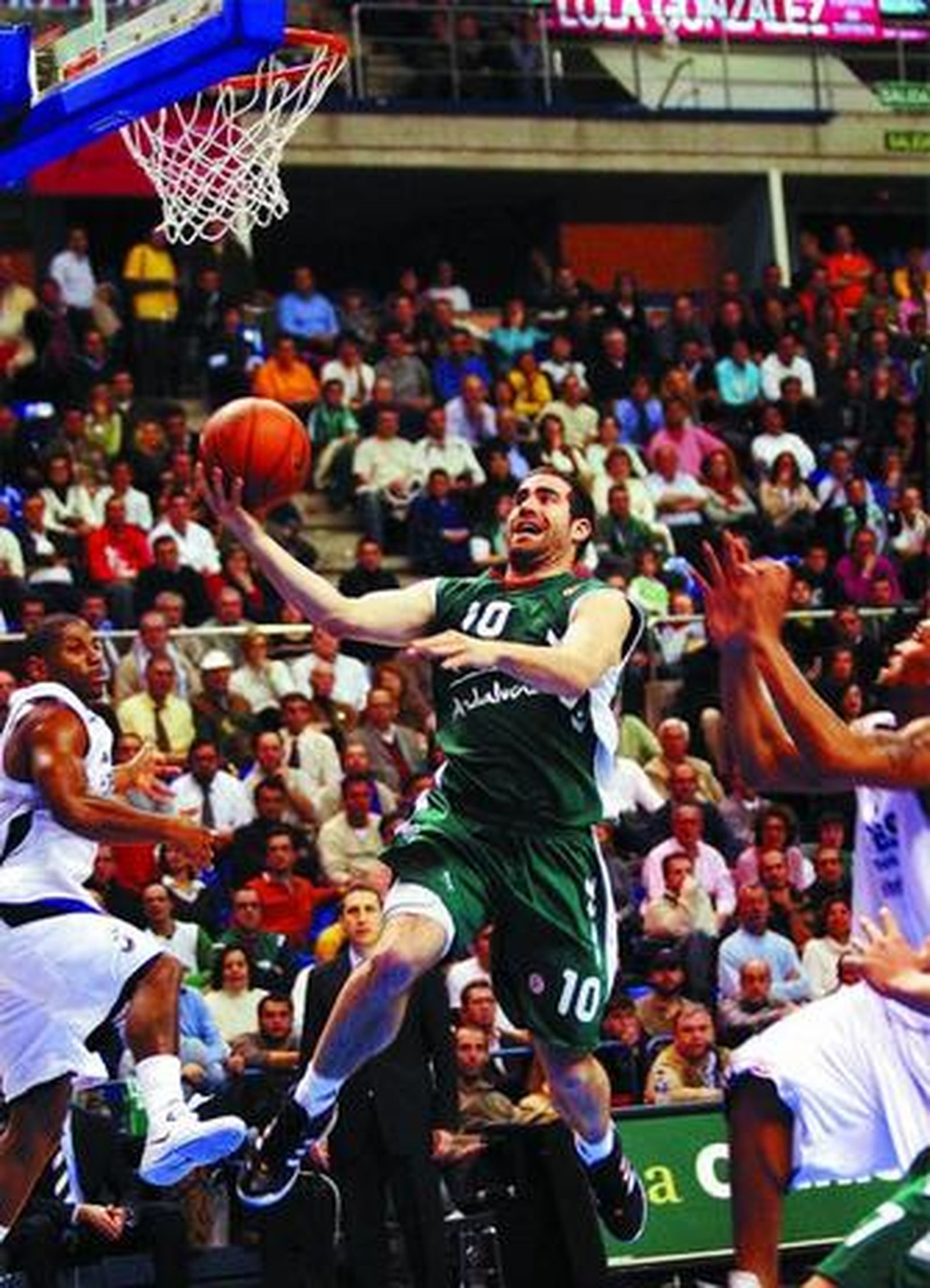 Cabezas realiza una penetración a canasta, ayer, en el Martín Carpena.