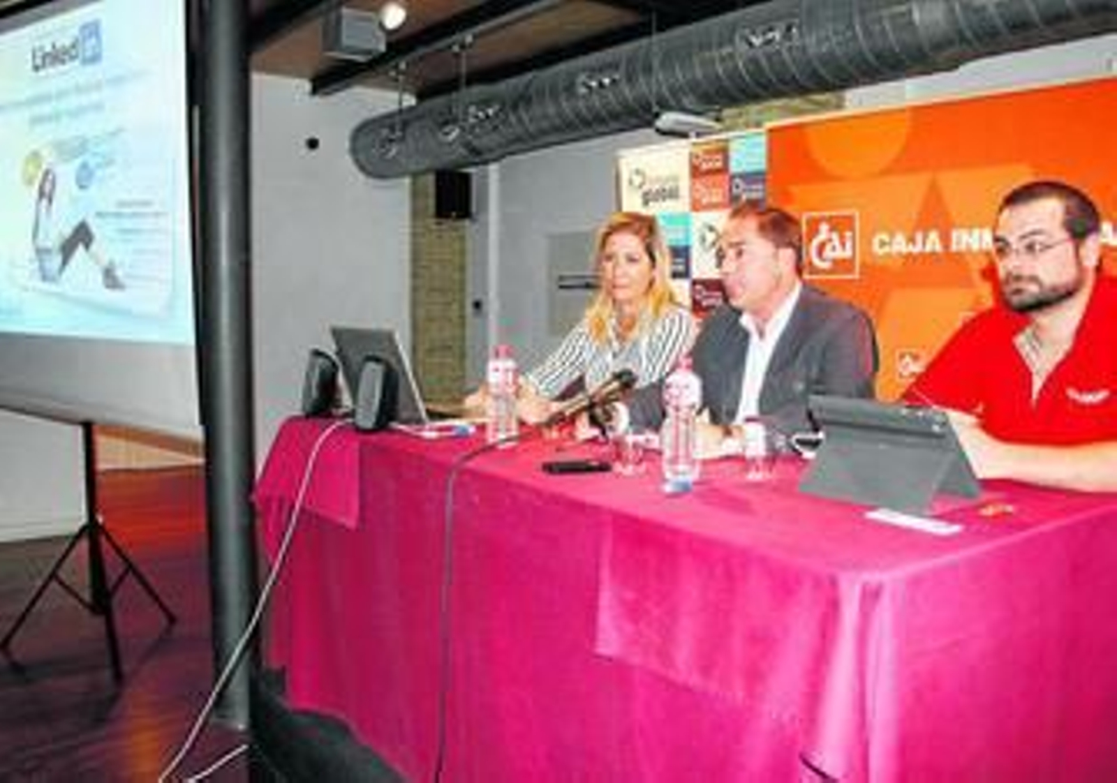 Raúl Capdevila, edil de Nuevas Tecnologías, acompañado por los dos ponentes de la conferencia de ayer.