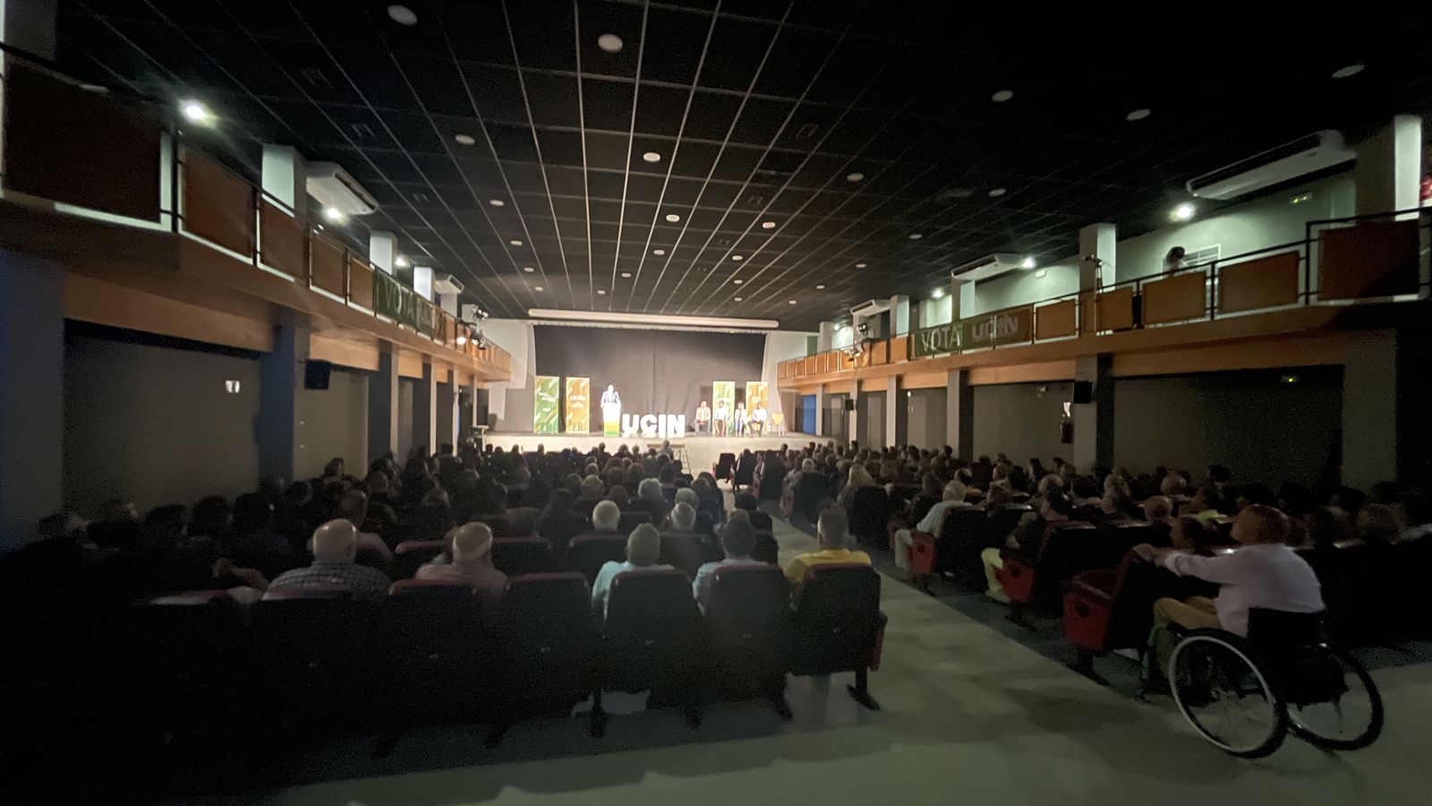 El Cine-Teatro Regio de Vera se llenó para el mitin de UCIN.