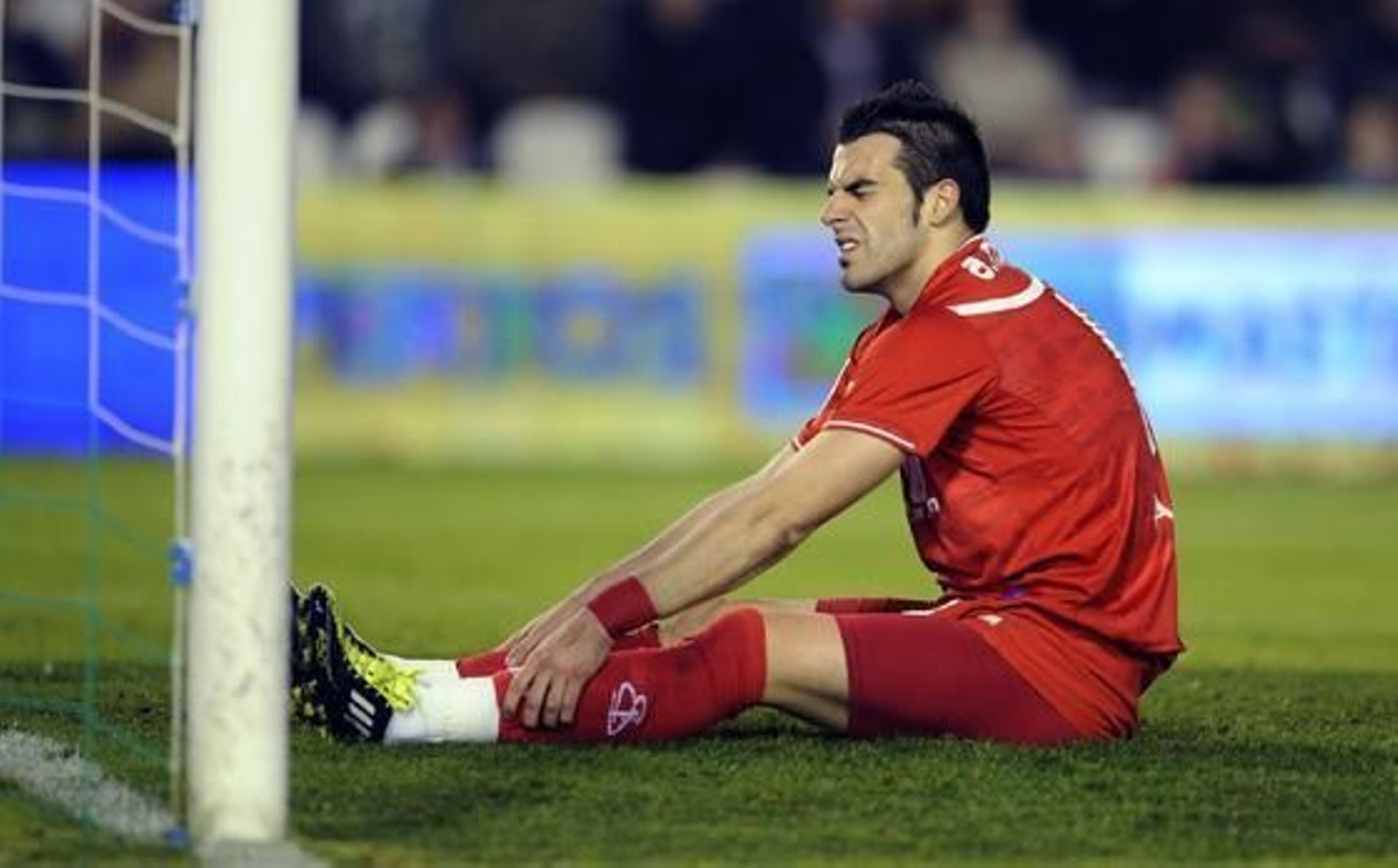 El Sevilla pierde un punto en el descuento frente al Racing (3-2). / Reuters