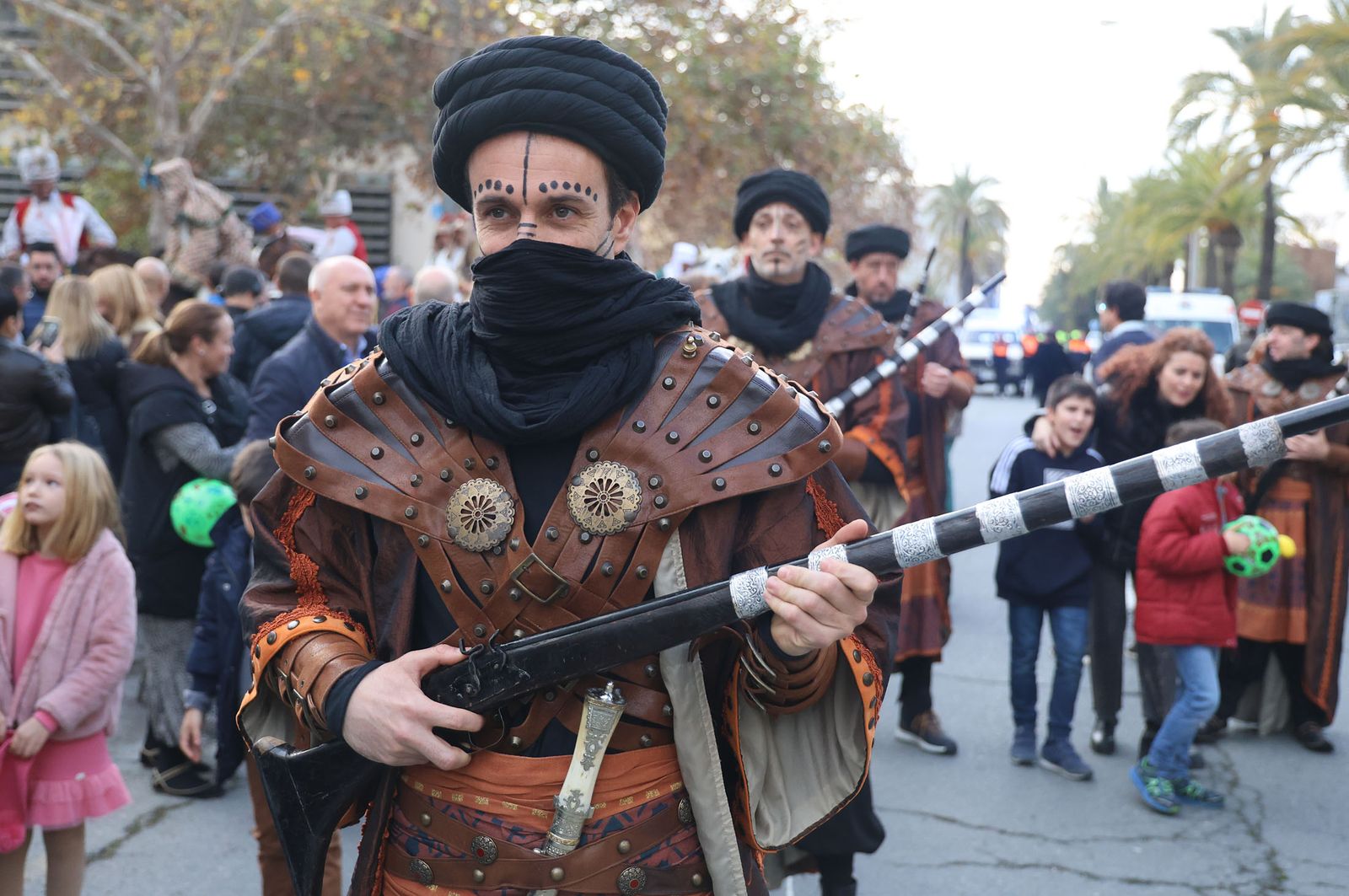 Imágenes del Heraldo Real anunciando la llegada de los Reyes Magos a Huelva