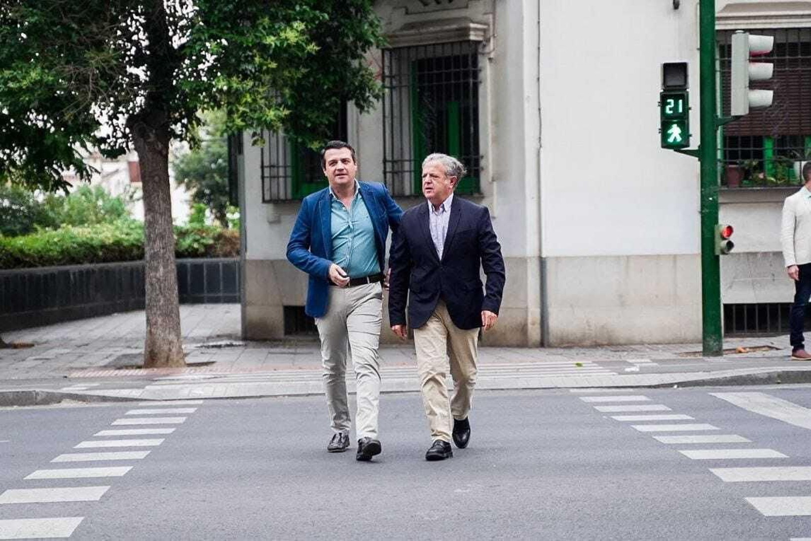 José María Bellido y Salvador Fuentes cruzan un paso de peatones de la avenida de las Ollerías. José María Bellido y Salvador Fuentes cruzan un paso de peatones de la avenida de las Ollerías.
