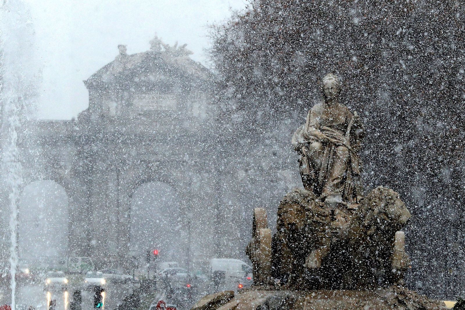 La Cibeles de Madrid bajo una fuerte nevada.