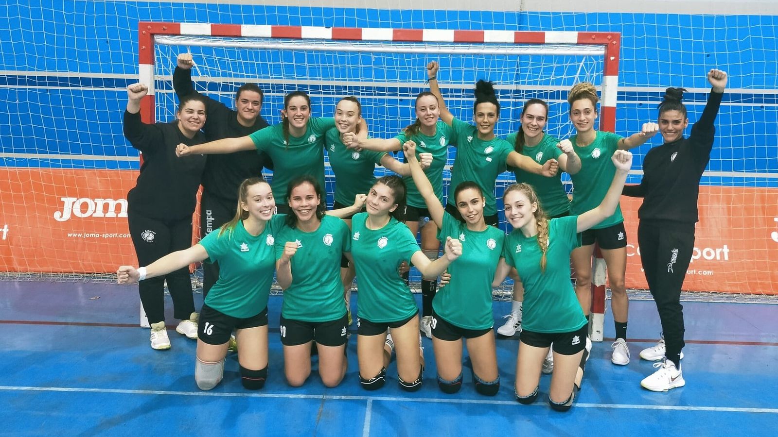 Las jugadoras del Itea Córdoba celebran su triunfo en Granada.