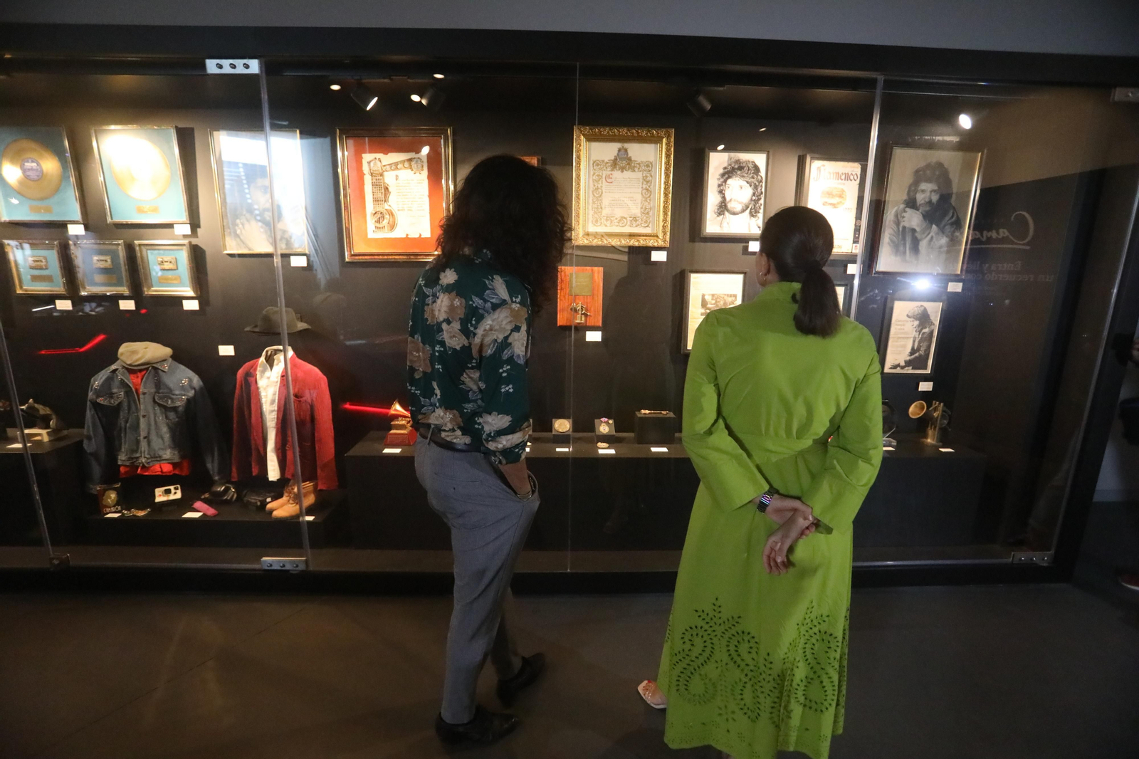 El cantaor flamenco Israel Fernández visita el Museo Camarón en San Fernando