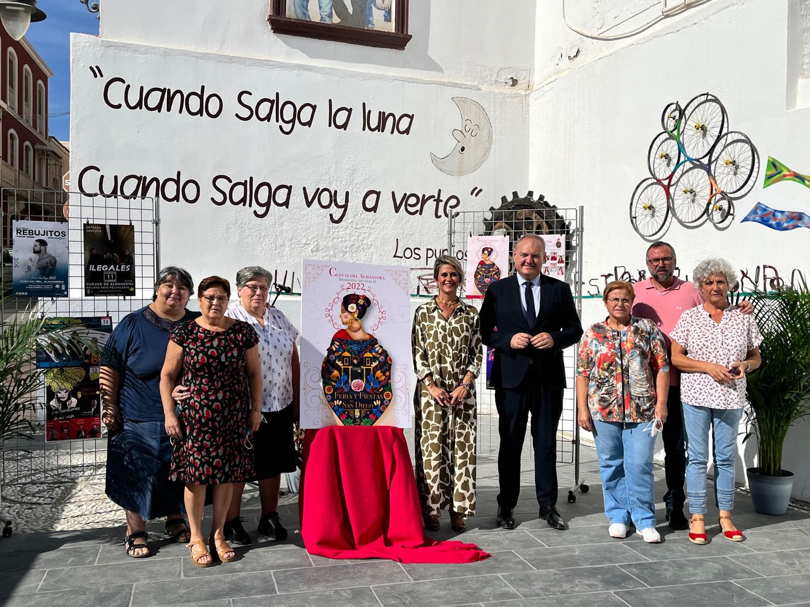 Los ediles con las monjas y trabajadores de la Residencia de ancianos.