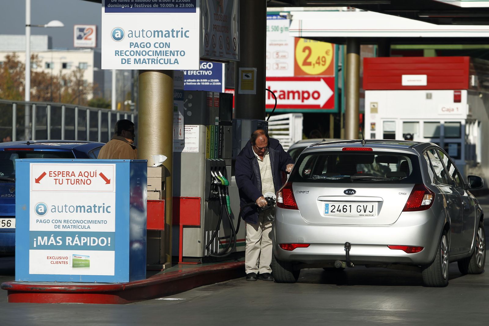 Un usuario llena el depósito de combustible