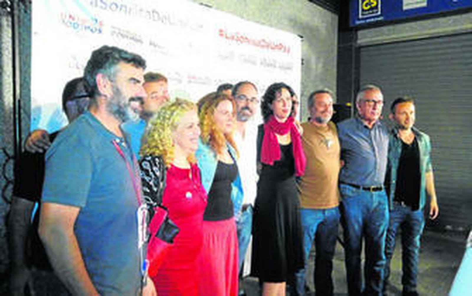 Montero y Sempere, en el centro, tras conocer los resultados de las elecciones.