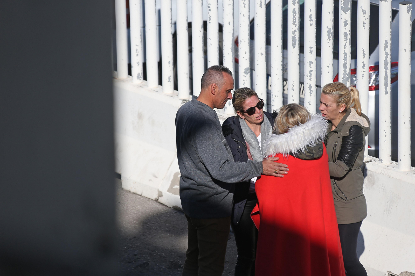 Familiares y amigos de los desaparecidos, en el Puerto de Algeciras.