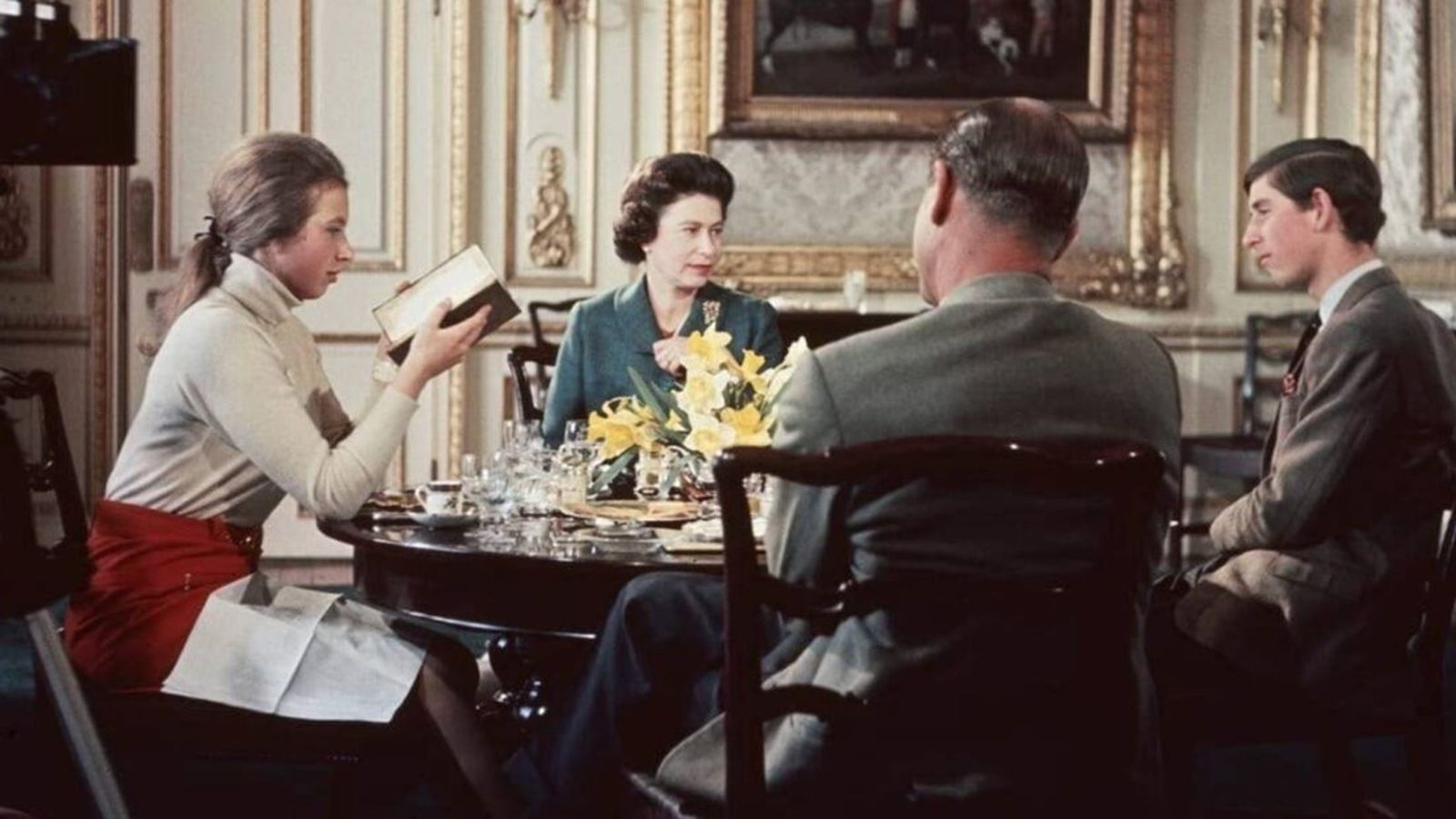 Secuencia del documental 'Royal Family', con la reina Isabel, Felipe de Edimburgo, y sus dos hijos mayores: Carlos y Ana.