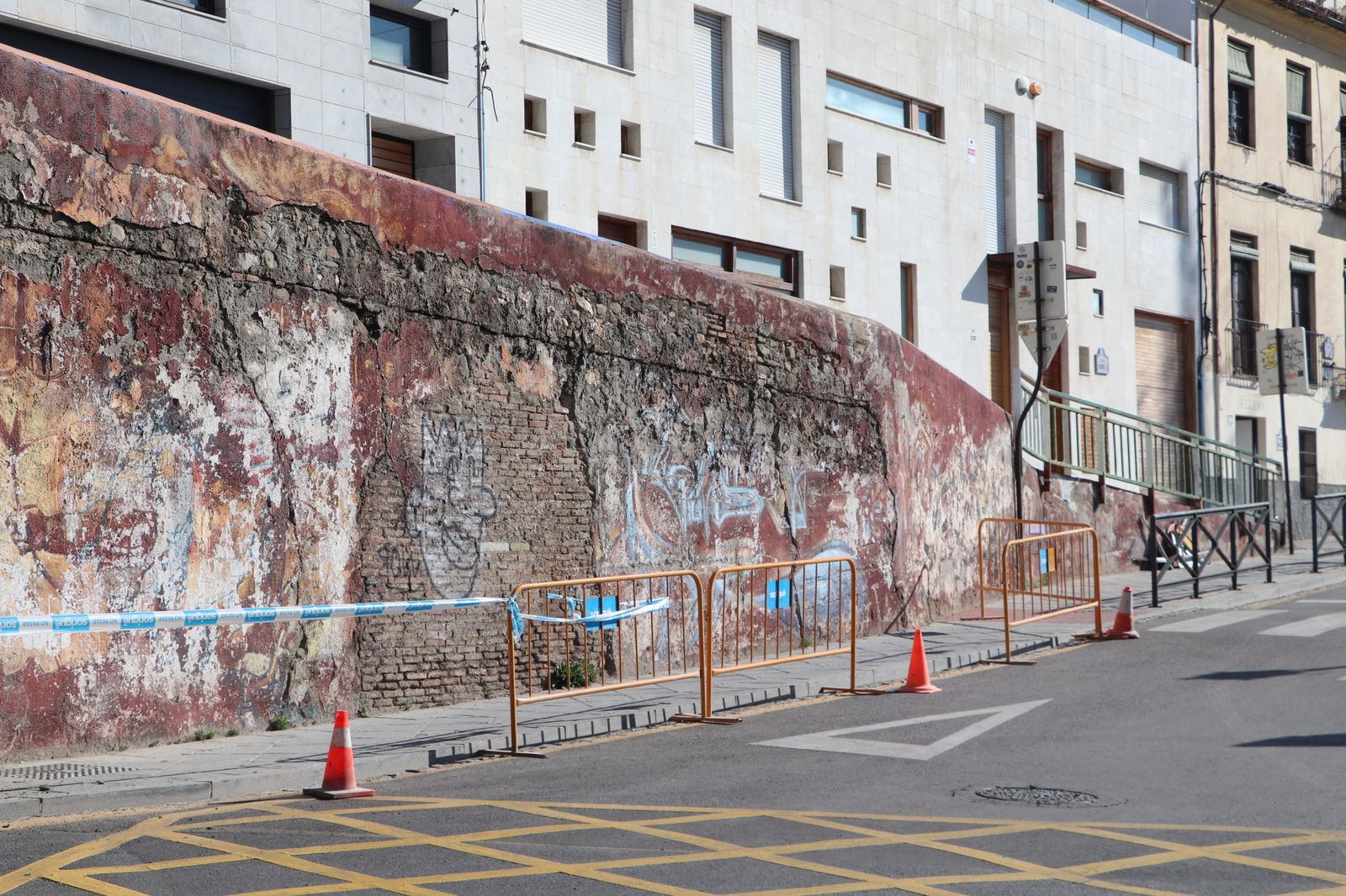 El muro de Cuesta Escoriaza, en "estado ruinoso", un "riesgo" para los peatones