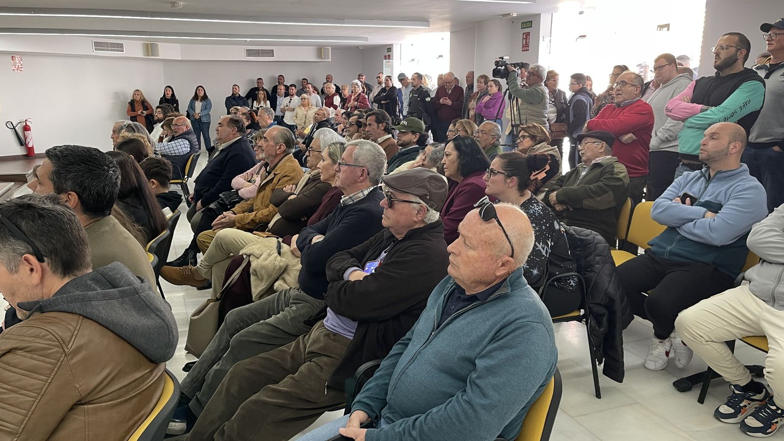 Decenas de personas acudieron al Pleno de investidura del nuevo alcalde de Garrucha.