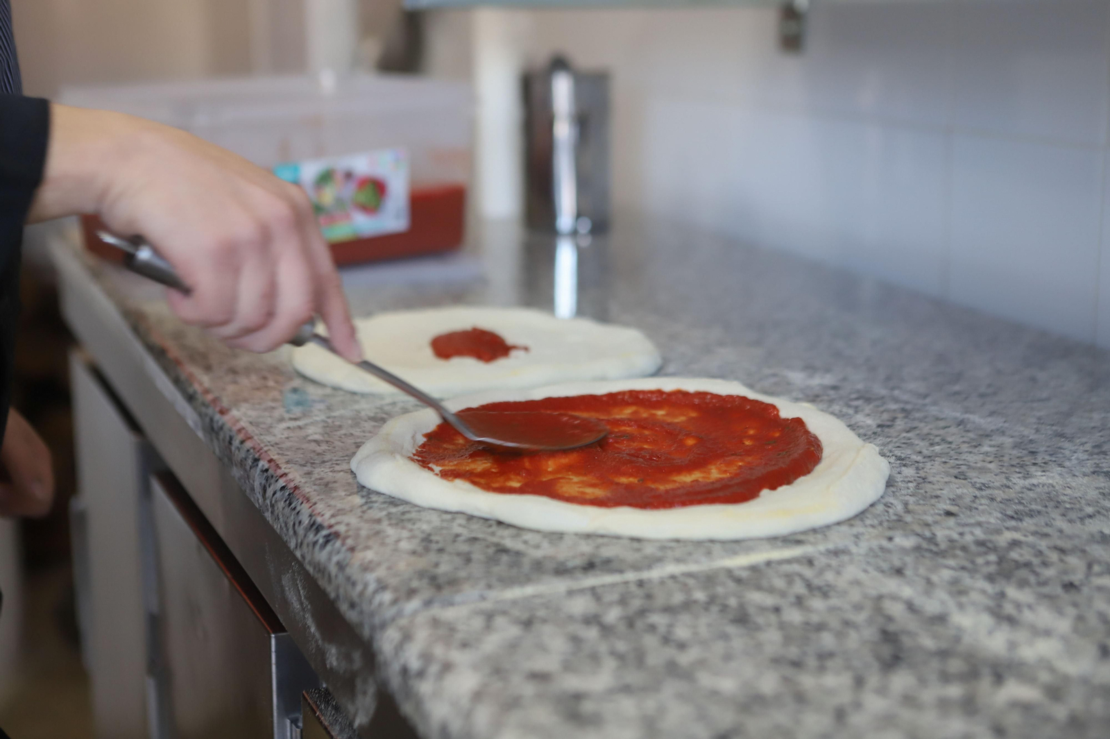 Elaboración de pizzas al autentico estilo italiano en Pizzeria Napoli, en imágenes