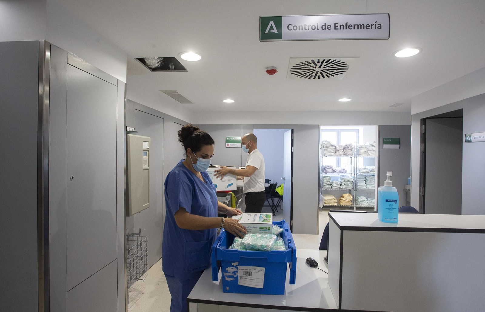 Las imágenes de la visita al interior del Hospital Militar de Sevilla