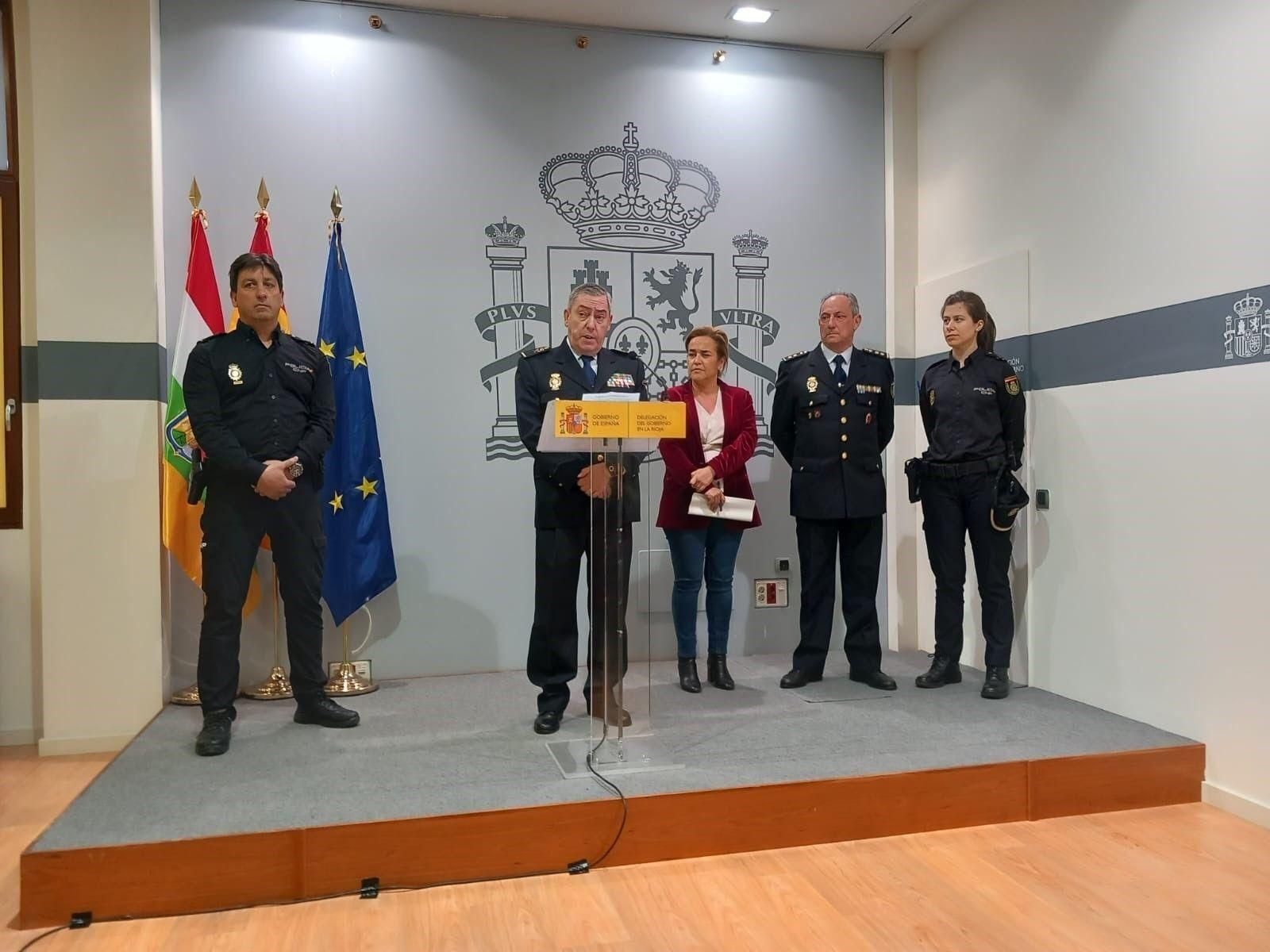 Las autoridades durante la rueda de prensa tras la detención.
