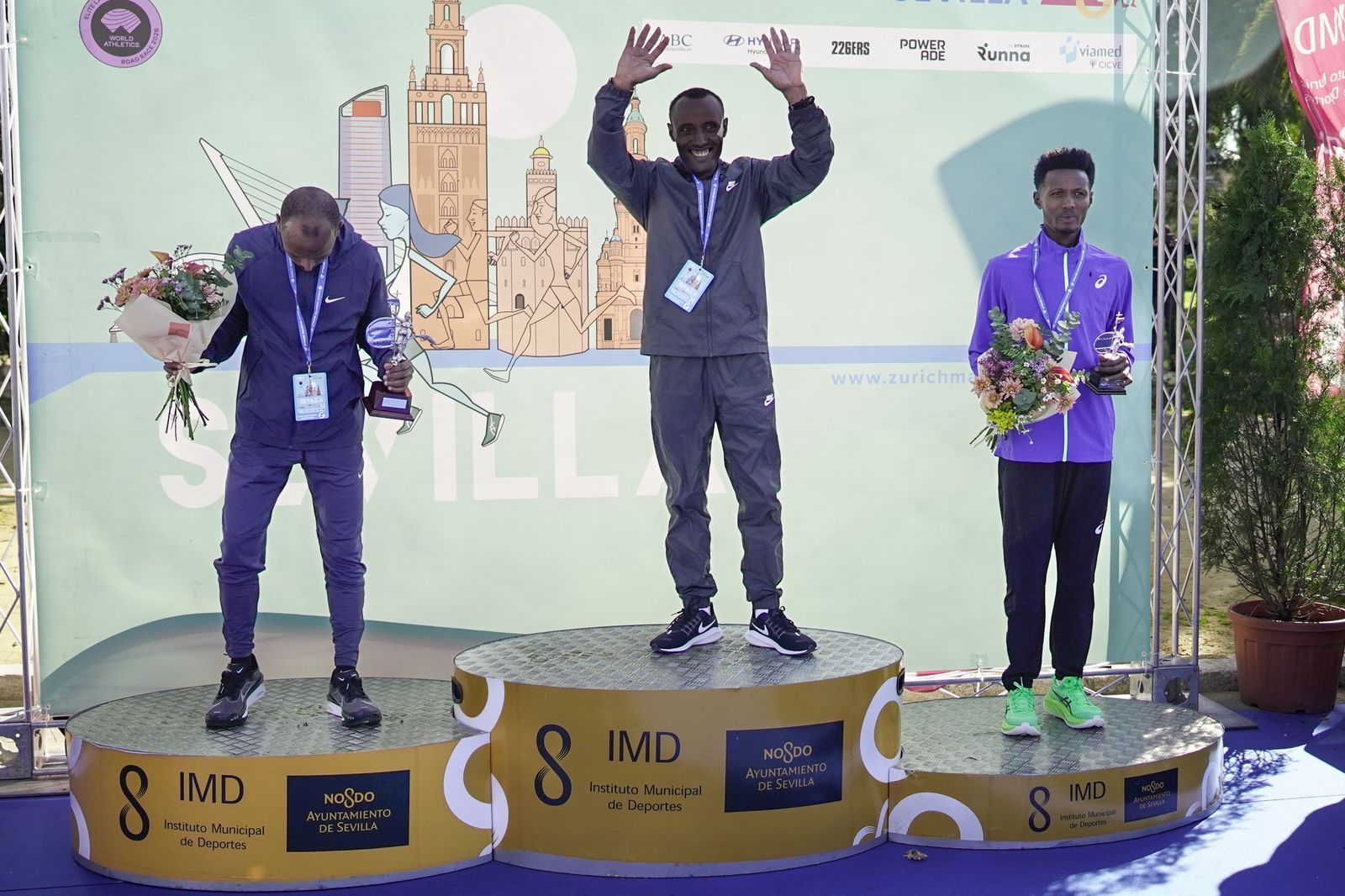 Así ha sido la entrega de premios del Zúrich Maraton de Sevilla 2026