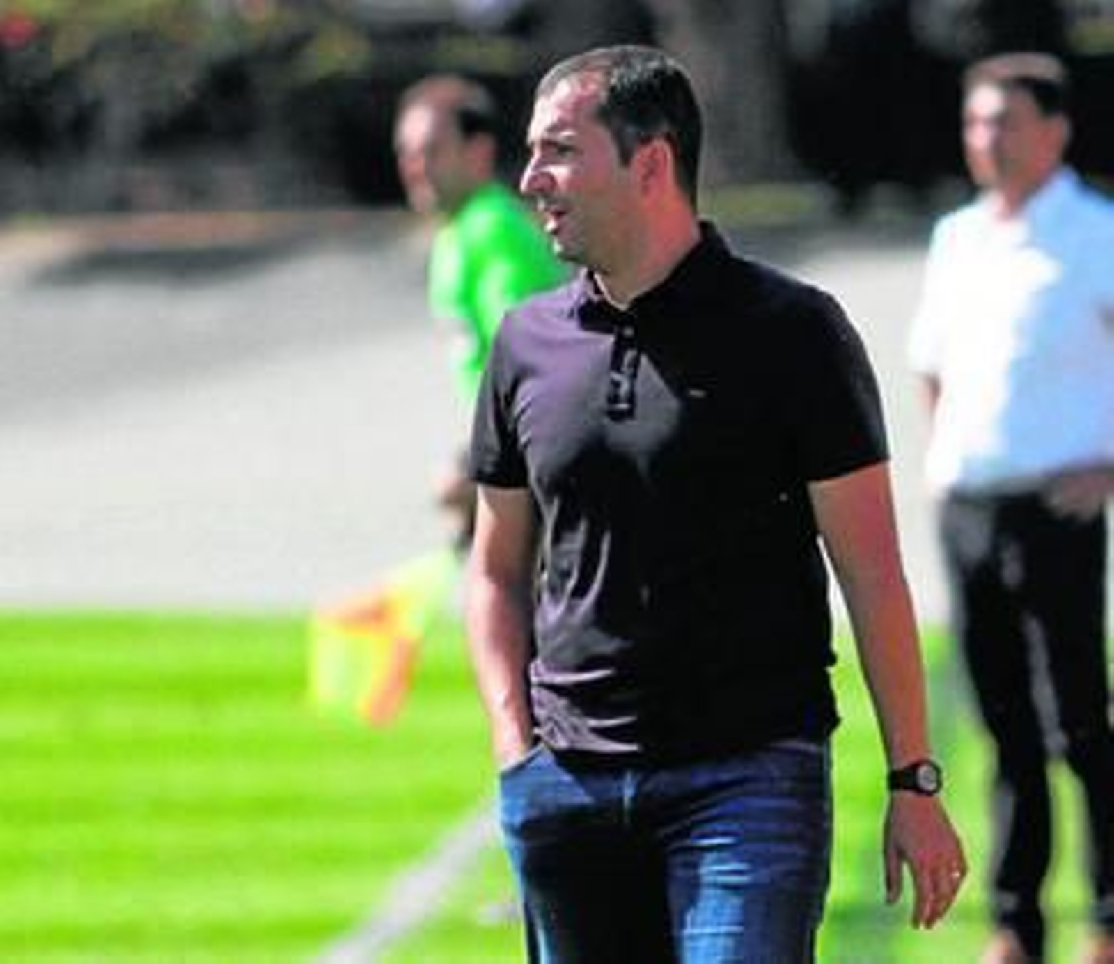 Diego Martínez, entrenador del Sevilla Atlético, observa las progresiones de su equipo ante el Granada B.