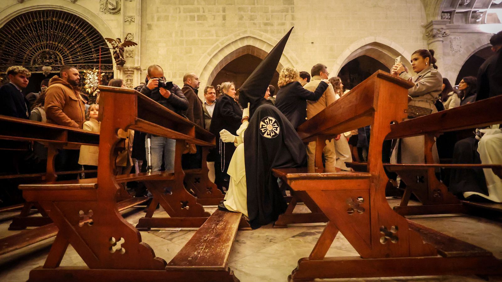 Un hermano de la Oración en el Huerto, en el interior del Convento de Santo Domingo.
