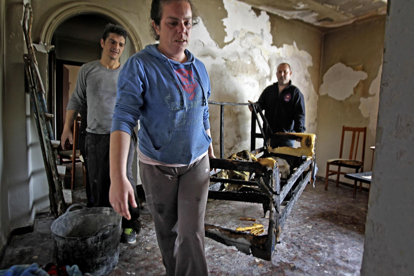 El matrimonio saca los muebles quemados, ayer.